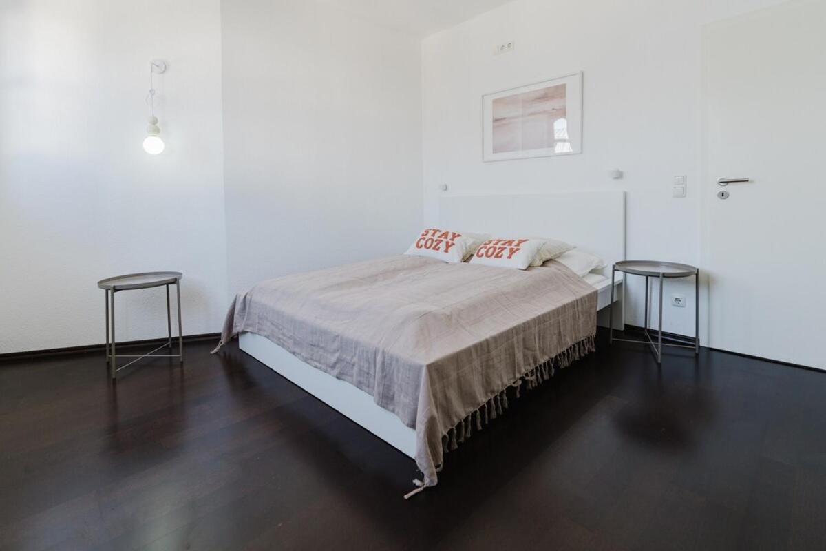 4 BR Apartment - ZENTRAL - GERÄUMIG - KÜCHE - TERRASSE - WIFI - KAFFEE - PARKHAUS