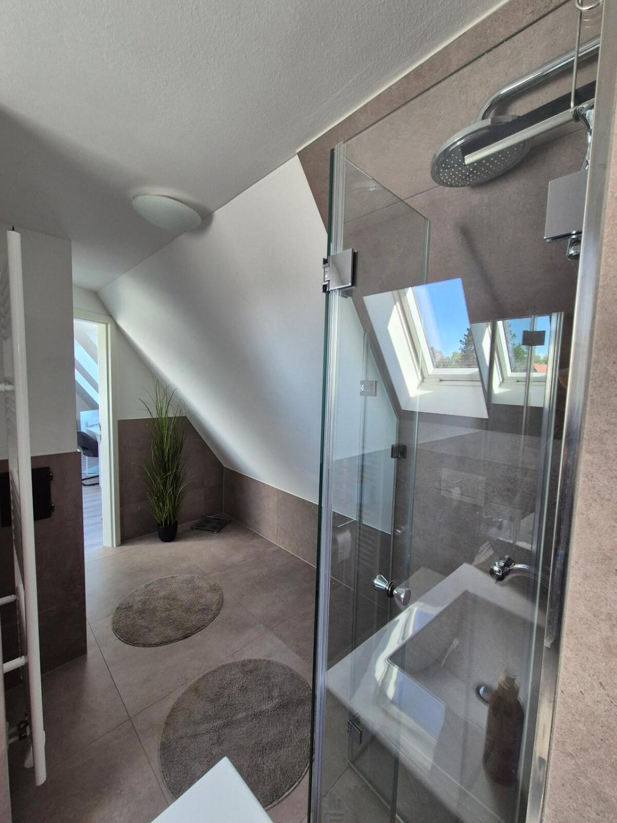 Modernes Zimmer in ruhiger Lage