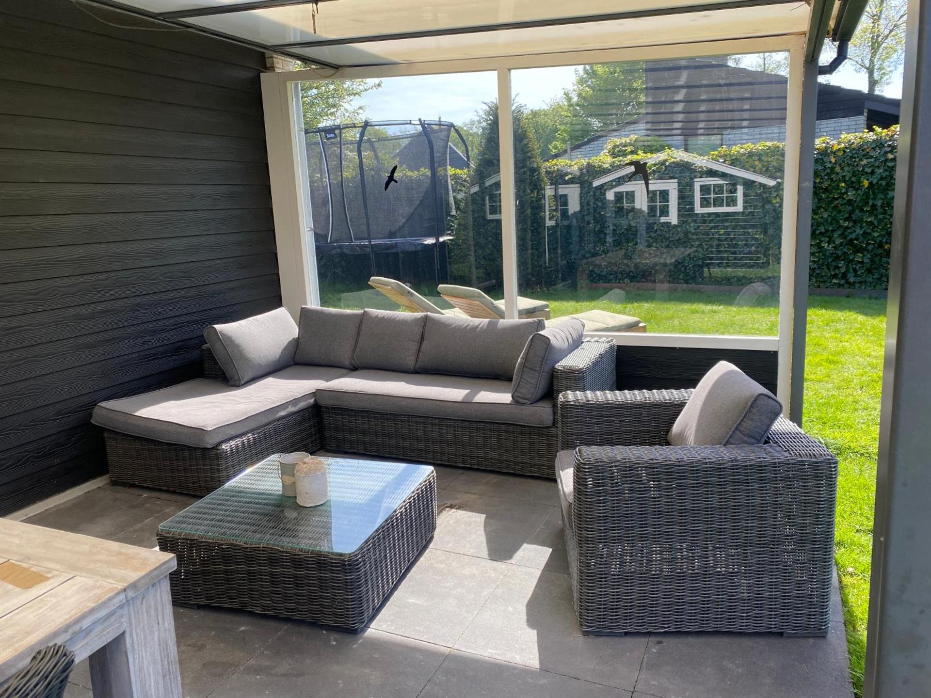 Bungalow near beach with large private garden - not for companies