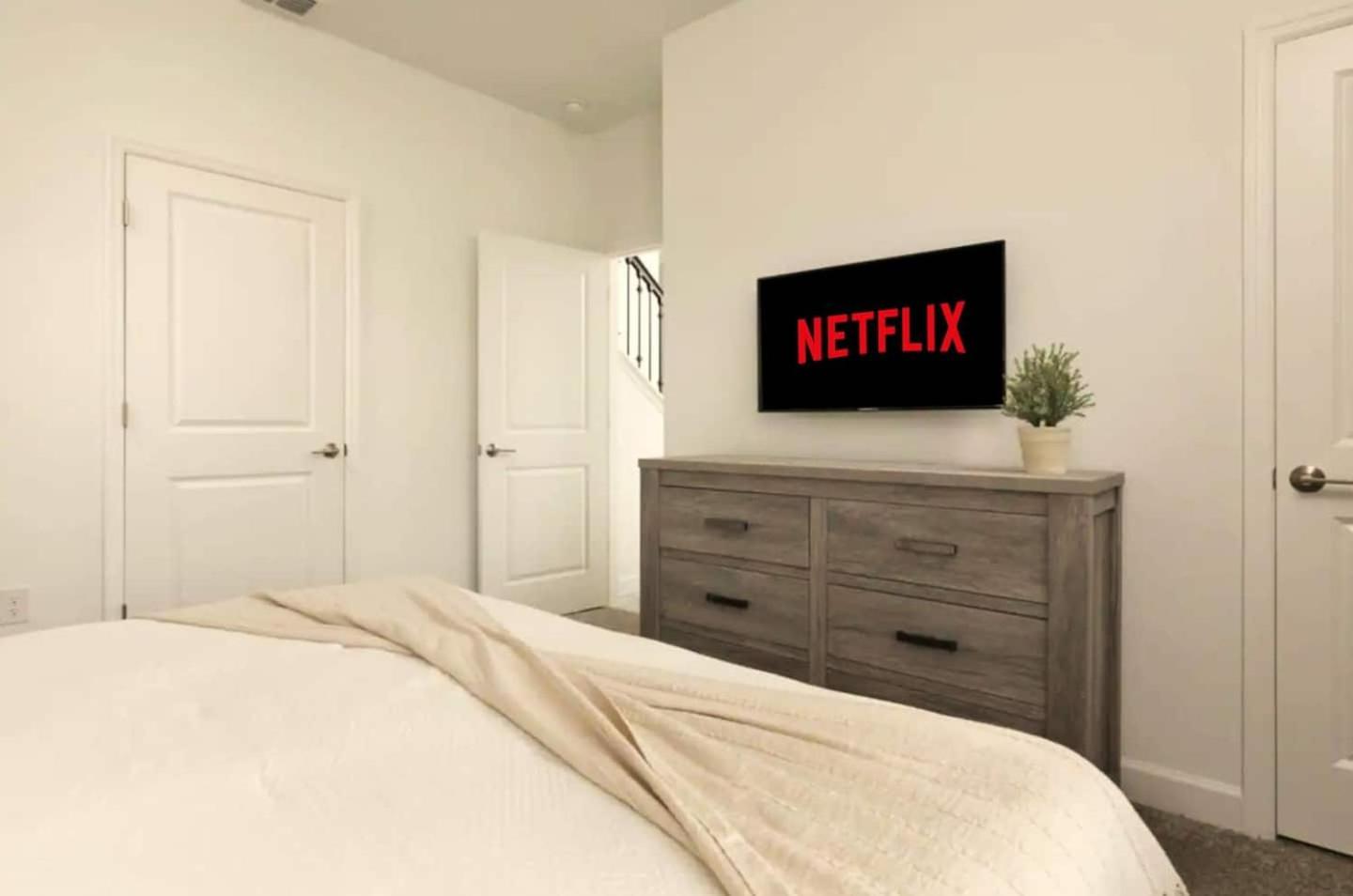 Your 4-Bedroom Getaway, Only 9 Miles from Disney