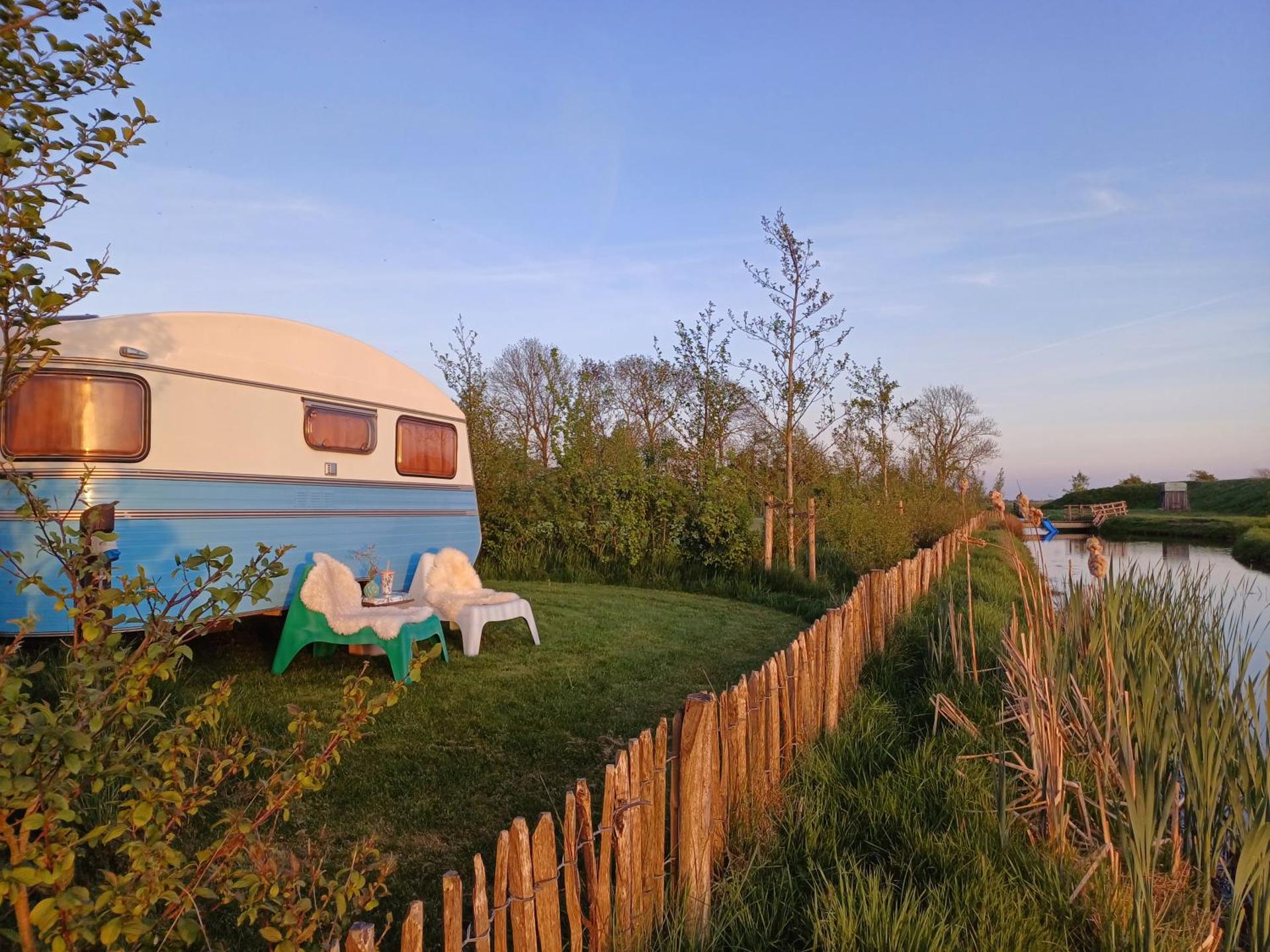 Kleurrijke retro contructam caravan vlakbij het Sneekermeer