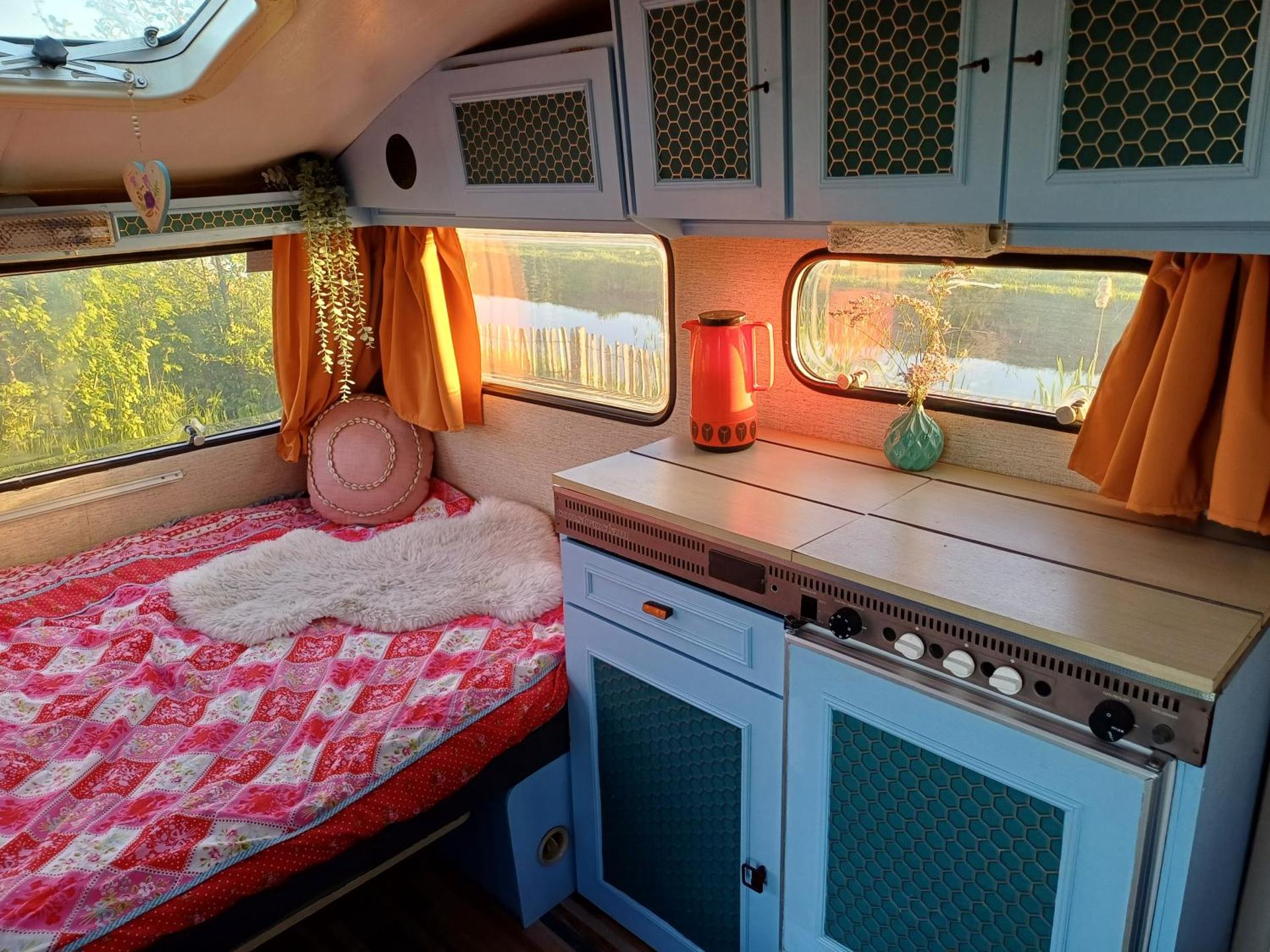 Kleurrijke retro contructam caravan vlakbij het Sneekermeer