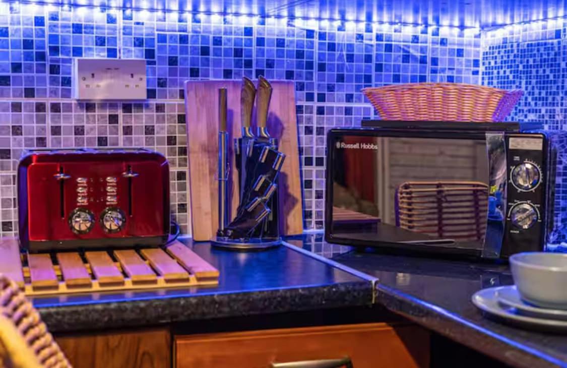 The Serene Residence with Hot Tub, Sauna and Cinema Experience