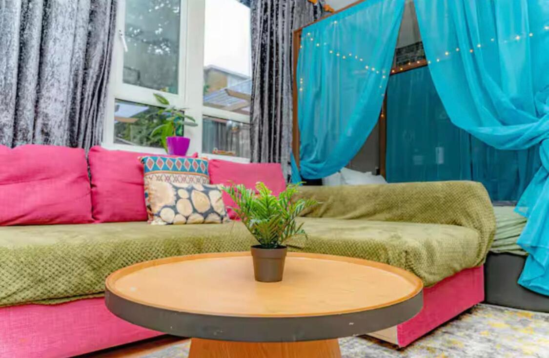 The Serene Residence with Hot Tub, Sauna and Cinema Experience