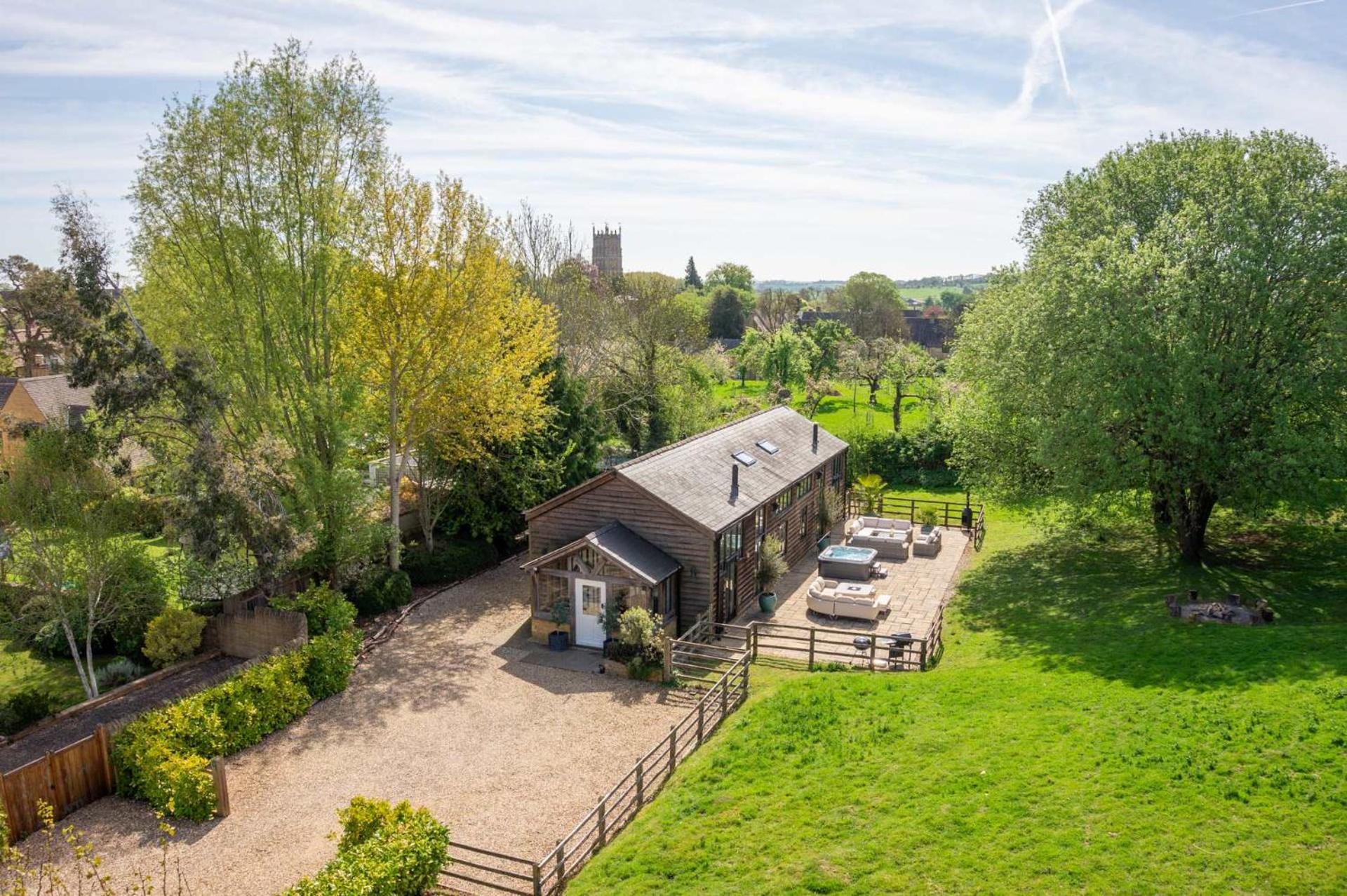 Campden Barn - Exclusive Home with Hot Tub