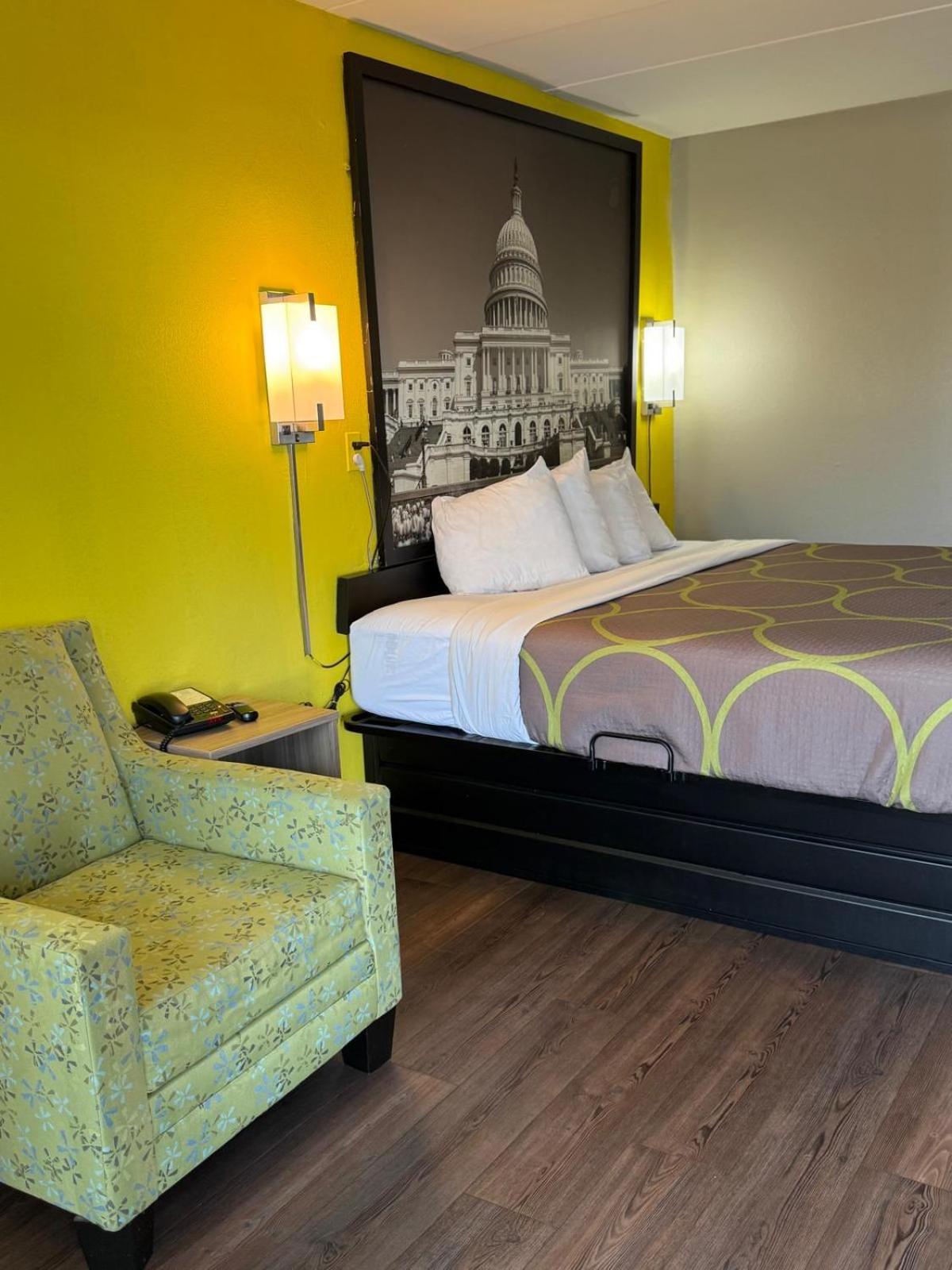 Super 8 by Wyndham Manassas