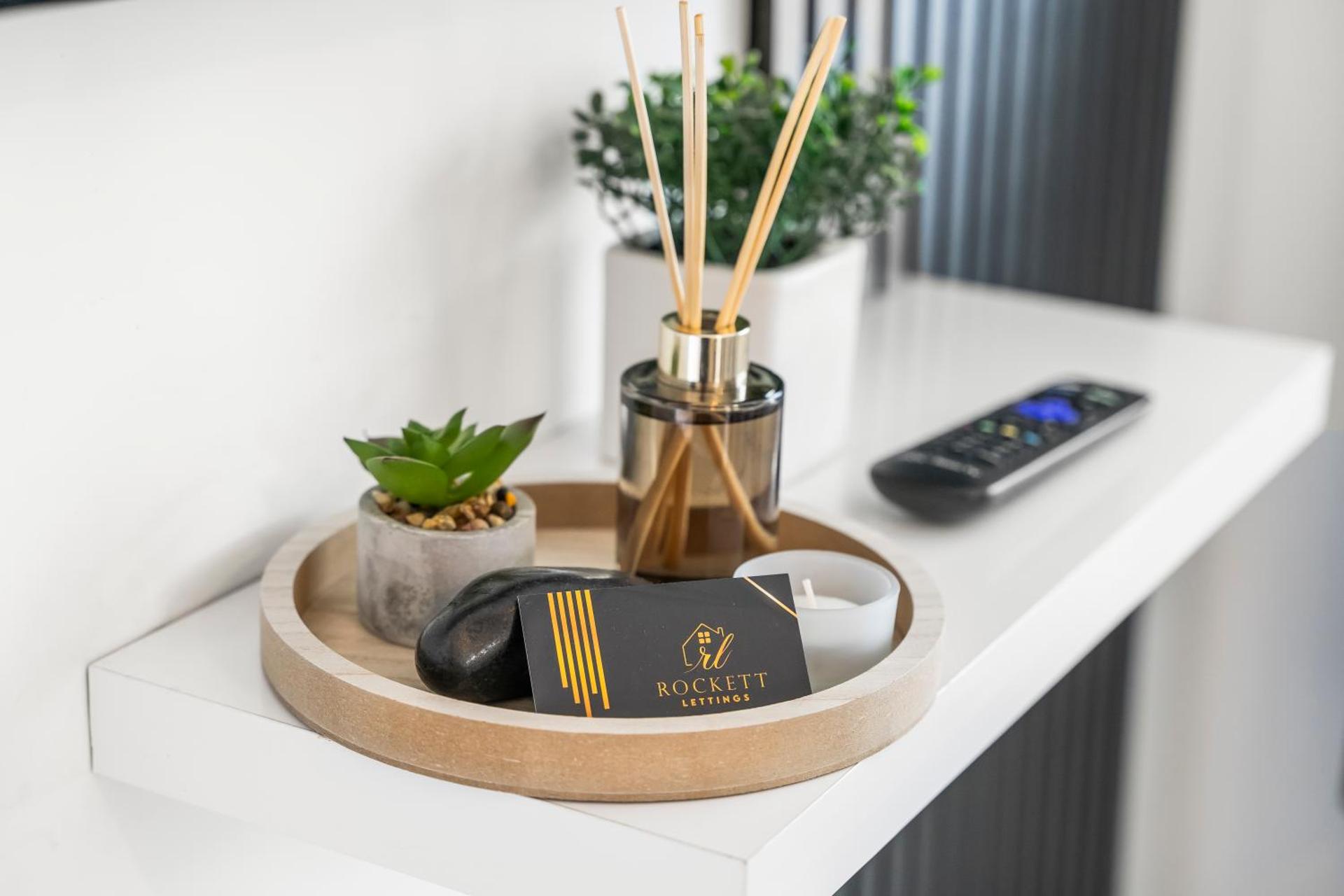 La Maisón, City Centre House, EV Parking, Fast WiFi, Netflix Private Entrance, Garden,