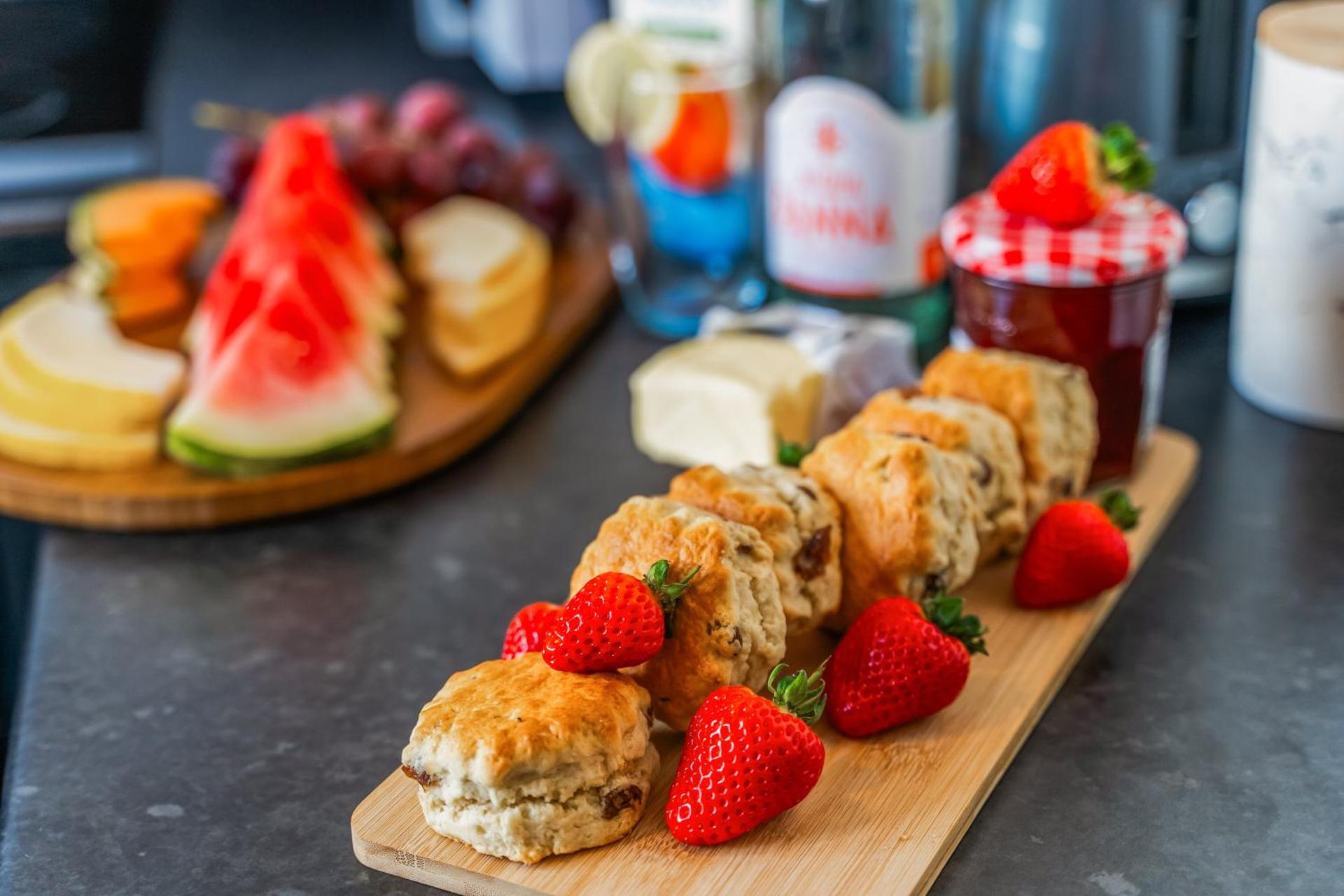 La Maisón, City Centre House, EV Parking, Fast WiFi, Netflix Private Entrance, Garden,