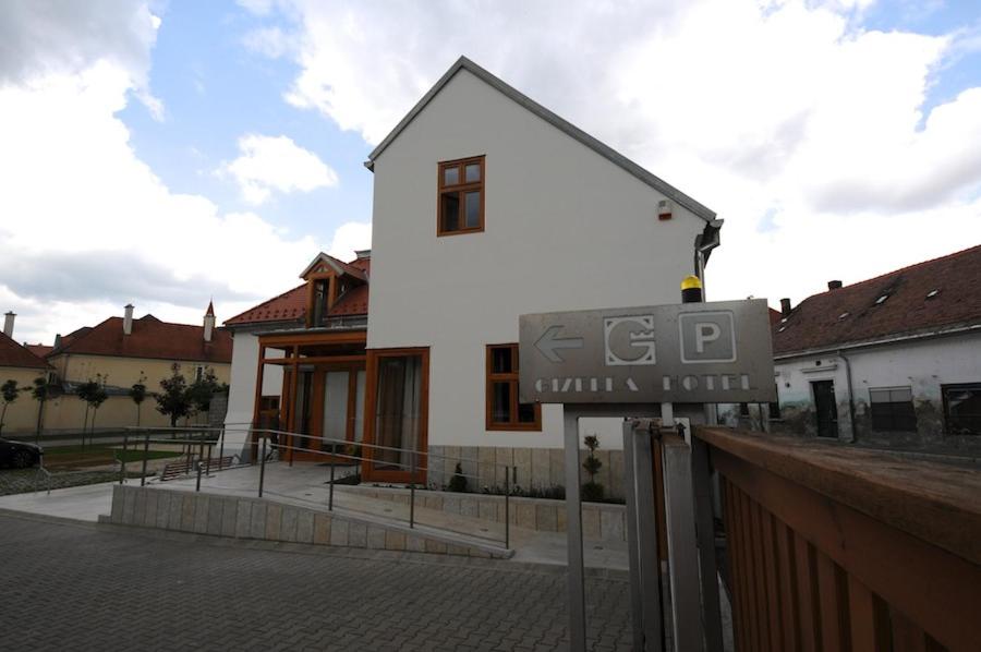 Gizella Hotel and Restaurant