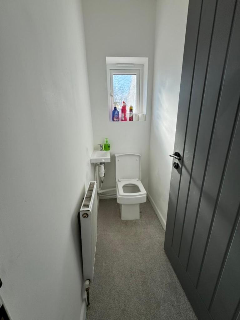 3 bedroom Home in chesterfield with front and back gardens