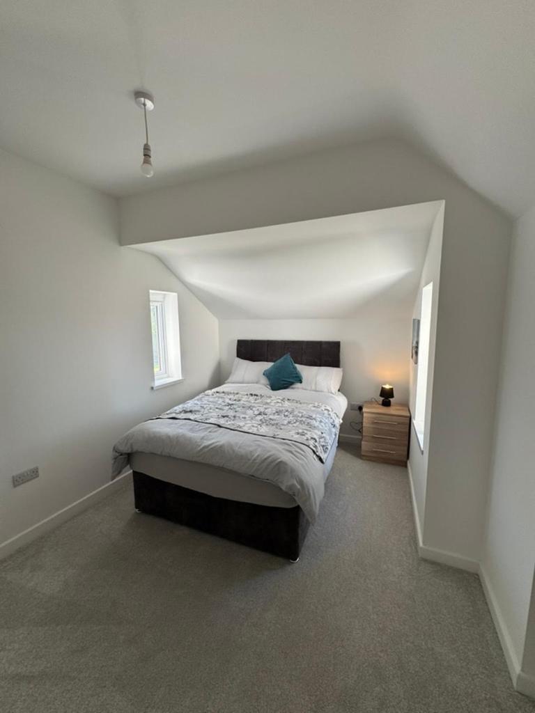 3 bedroom Home in chesterfield with front and back gardens