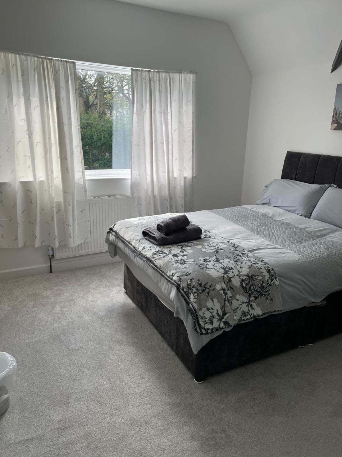 3 bedroom Home in chesterfield with front and back gardens