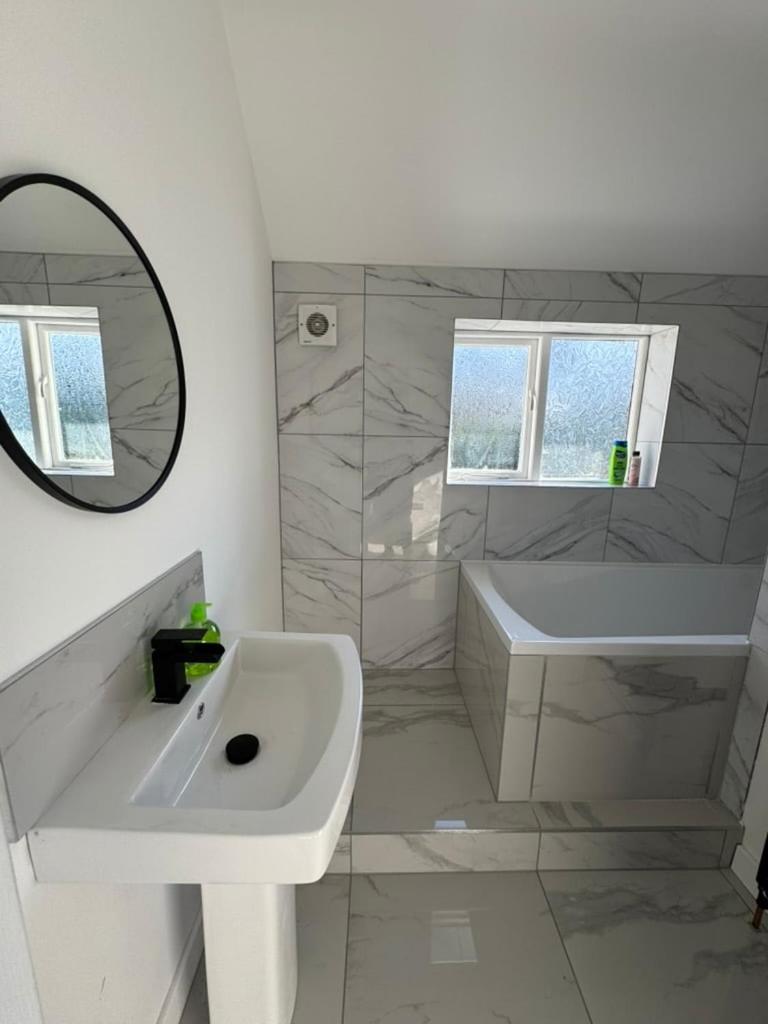 3 bedroom Home in chesterfield with front and back gardens