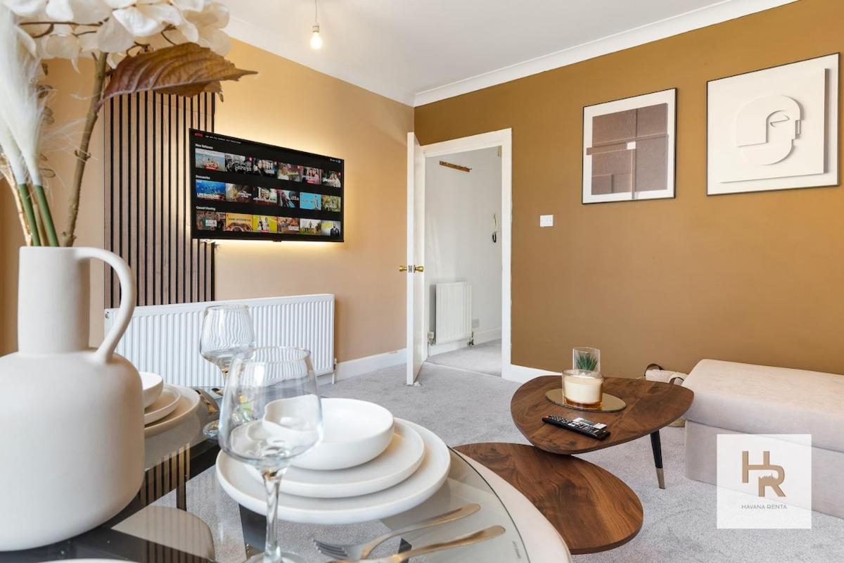 Prime Location - Stylish Retreat - WIFI & Netflix