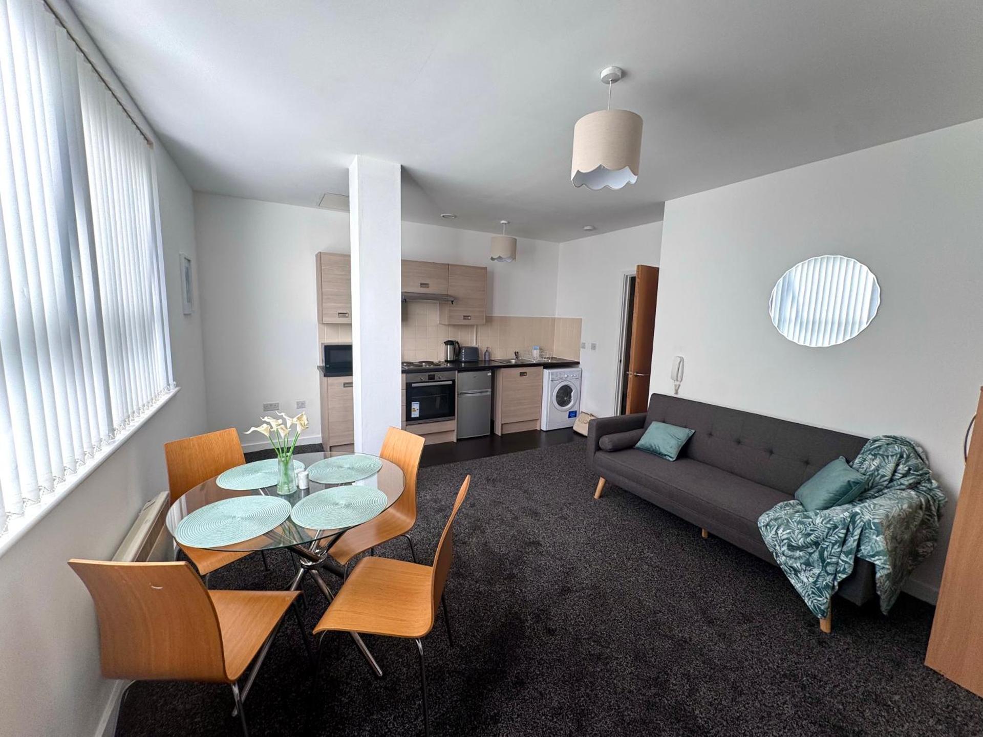 The Trafford Luxe , Garage Parking, Self Check-in Anytime - Perfect for Late Arrivals, Ultra- Fast Wi-Fi, 5 mins to Old Trafford Stadium