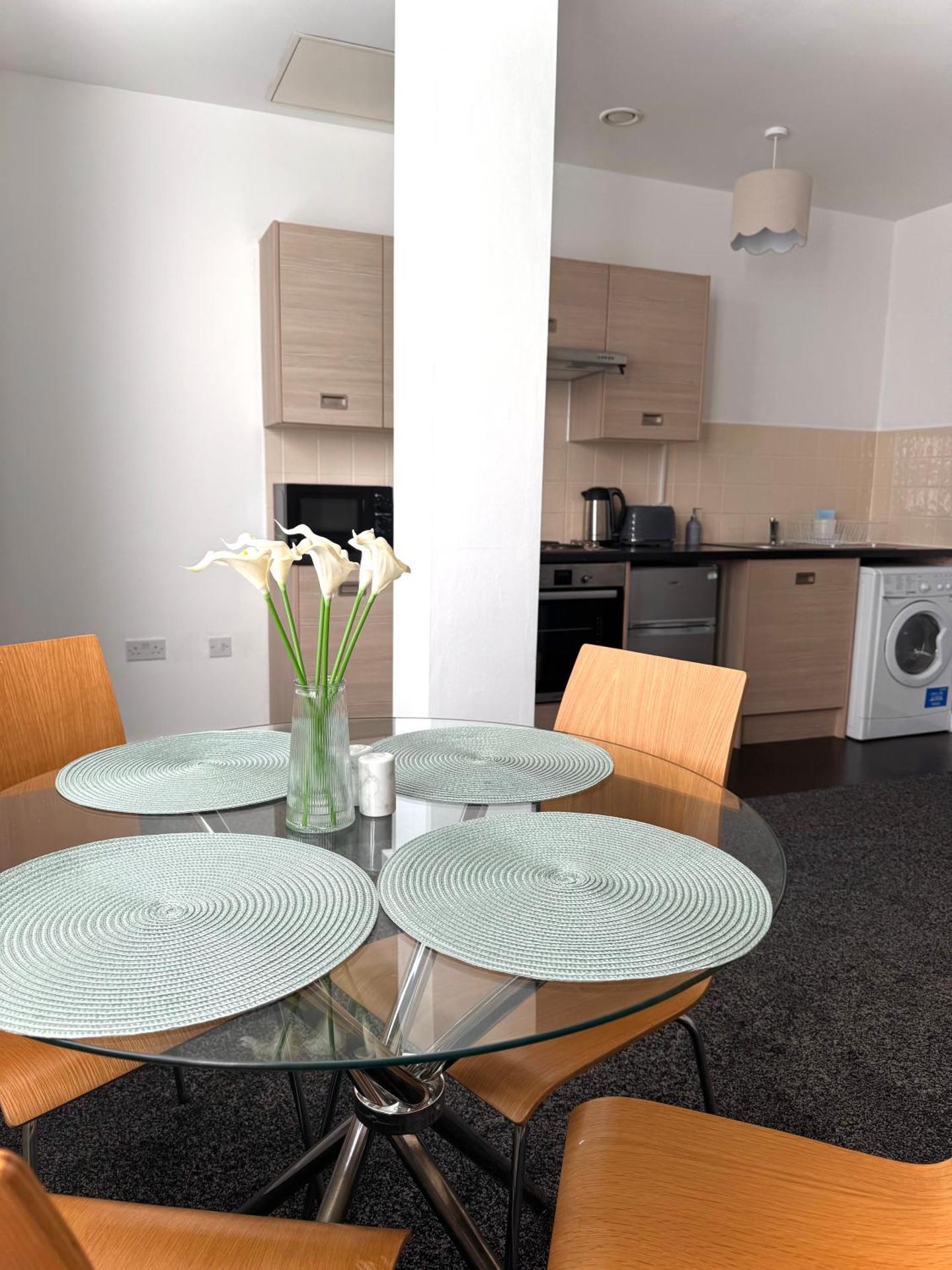 The Trafford Luxe , Garage Parking, Self Check-in Anytime - Perfect for Late Arrivals, Ultra- Fast Wi-Fi, 5 mins to Old Trafford Stadium