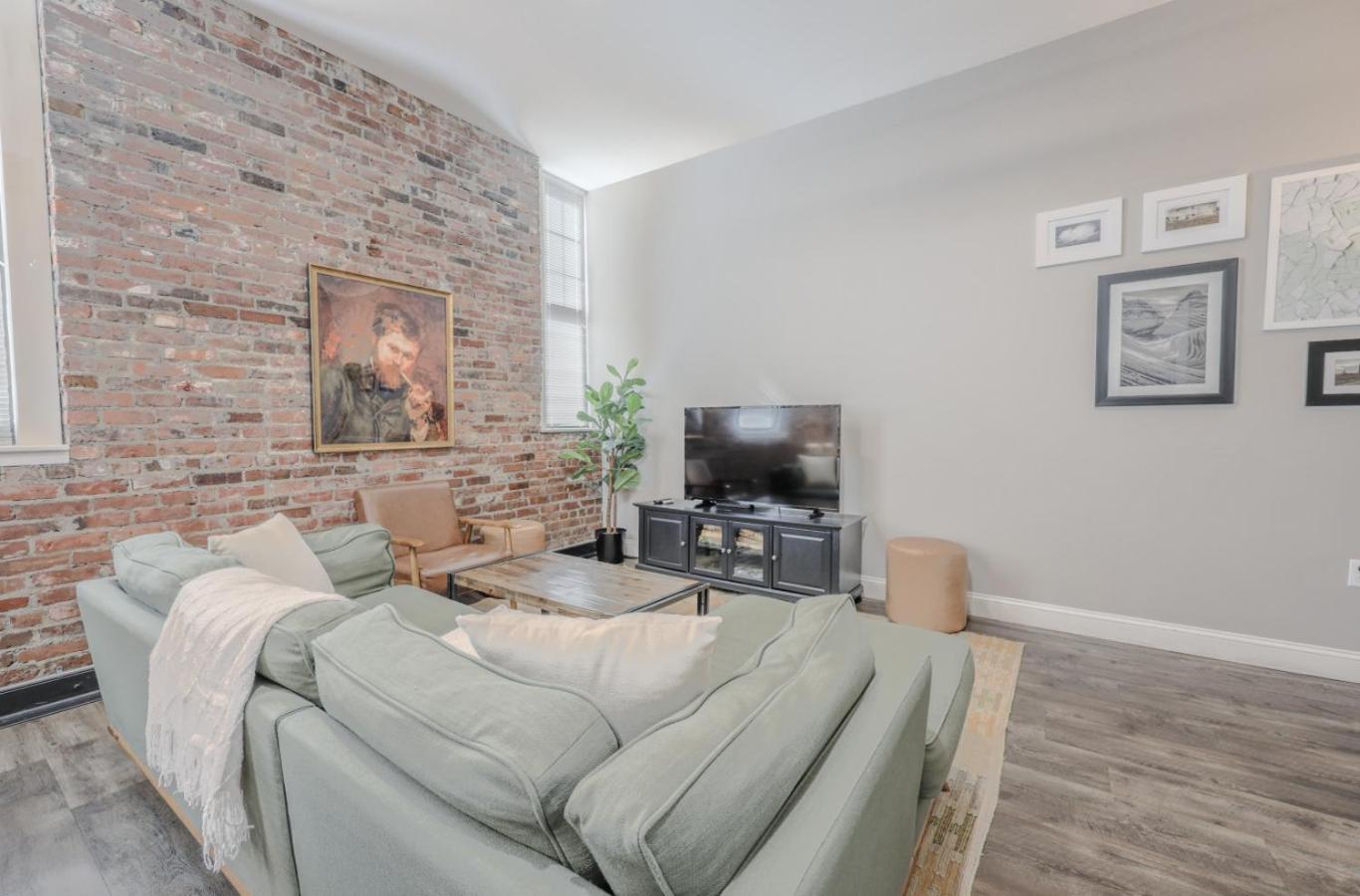 Lavishly Designed Home With Office Close to T