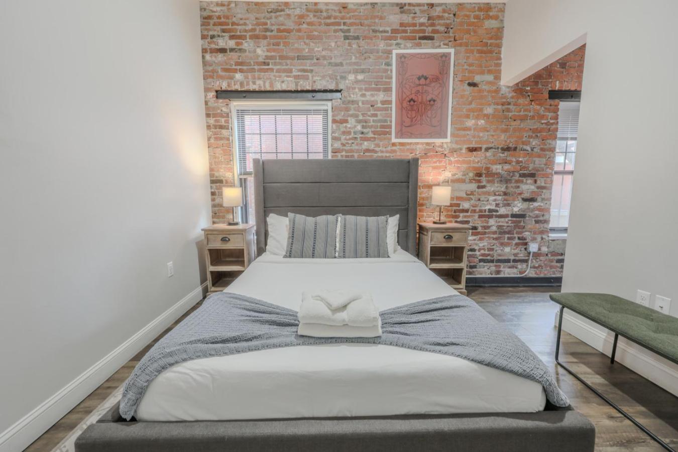 Lavishly Designed Home With Office Close to T