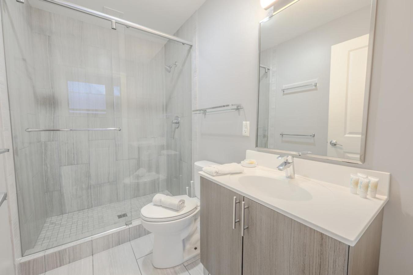 Lavishly Designed Home With Office Close to T