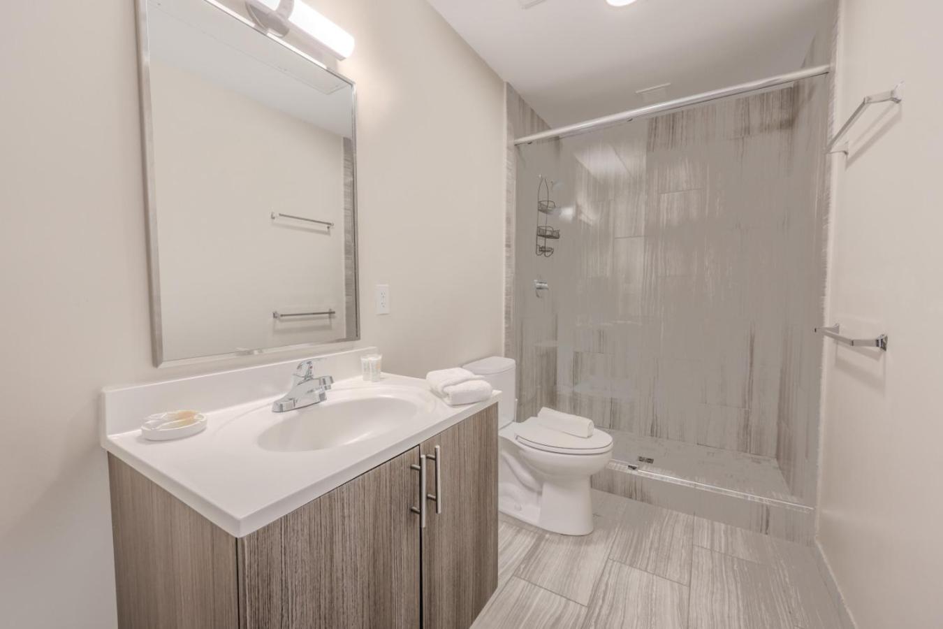 Lavishly Designed Home With Office Close to T