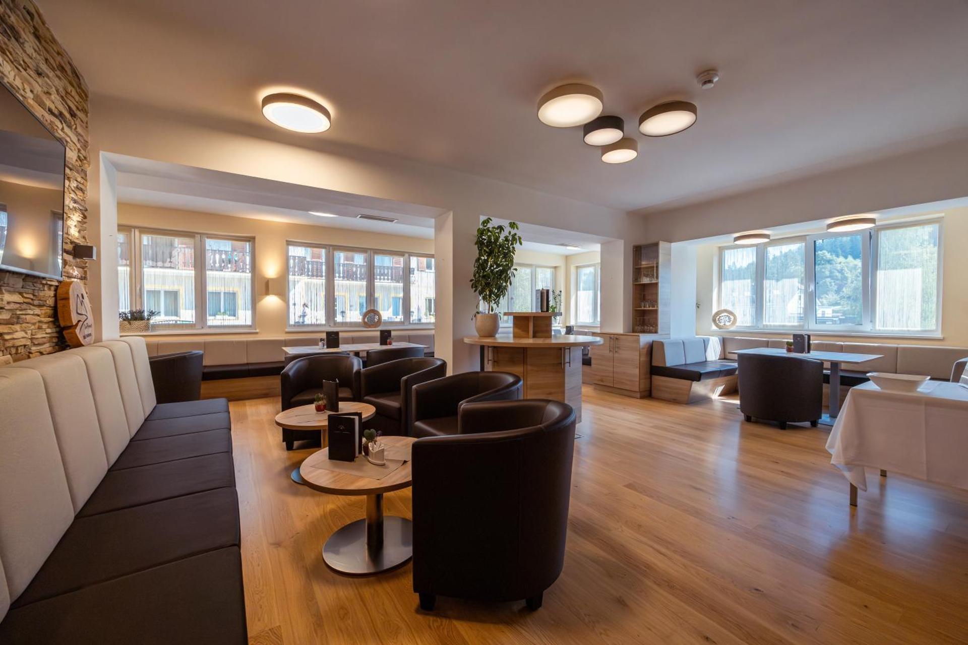 Communal lounge/ TV room