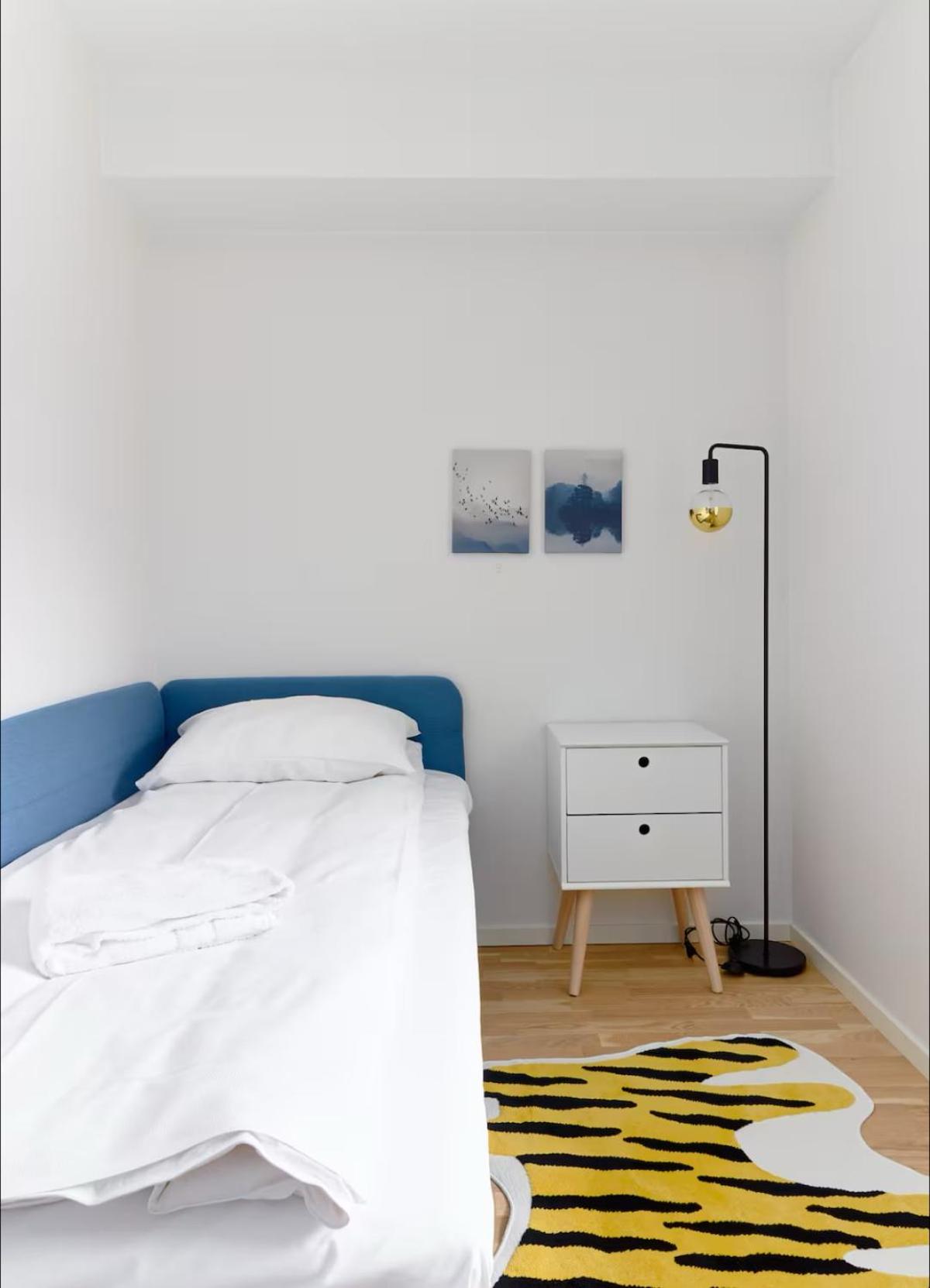 2 bedroom, lake view, light rail, Bergen