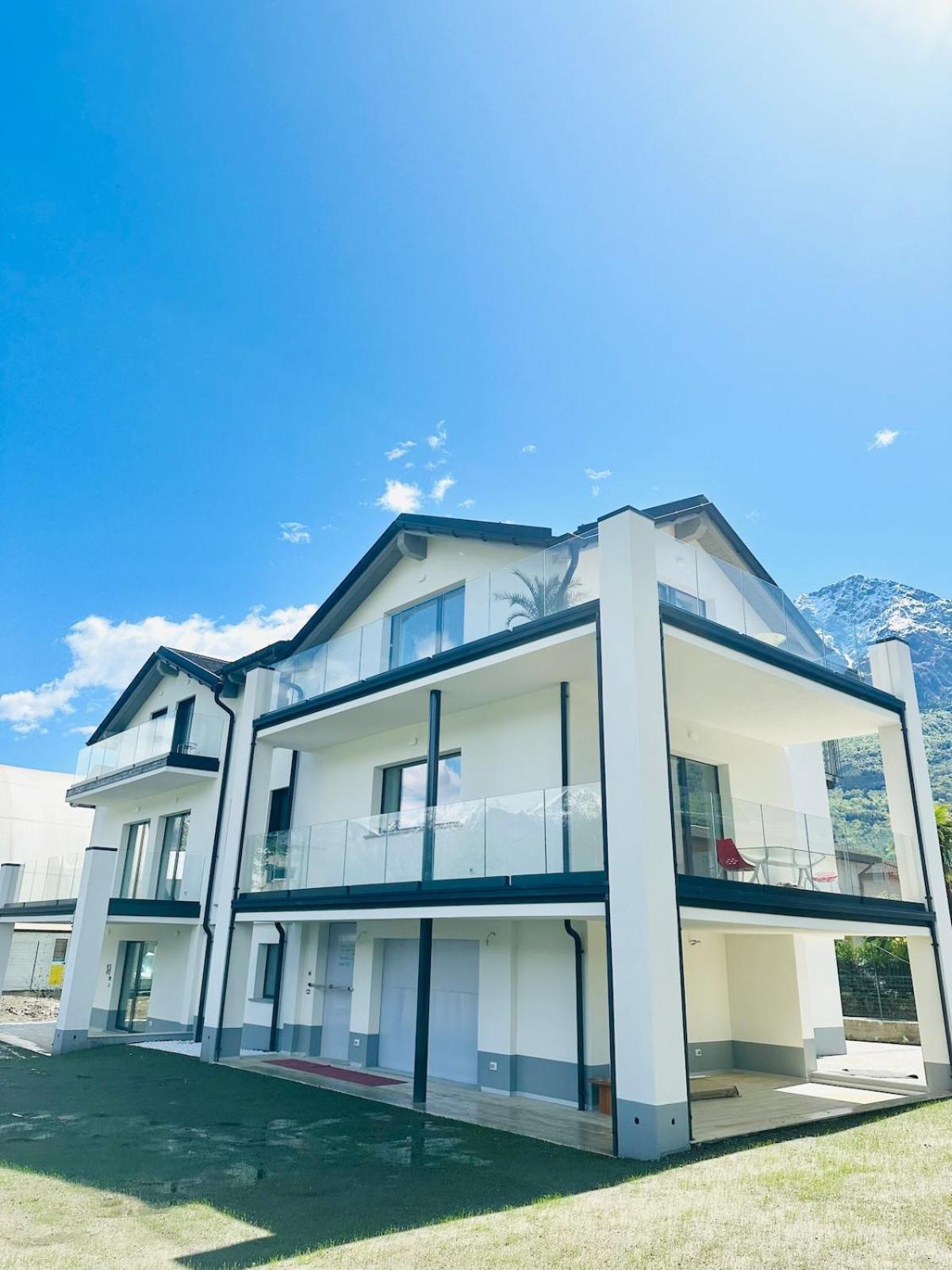 Top floor design apt, 3bd, 2bt!