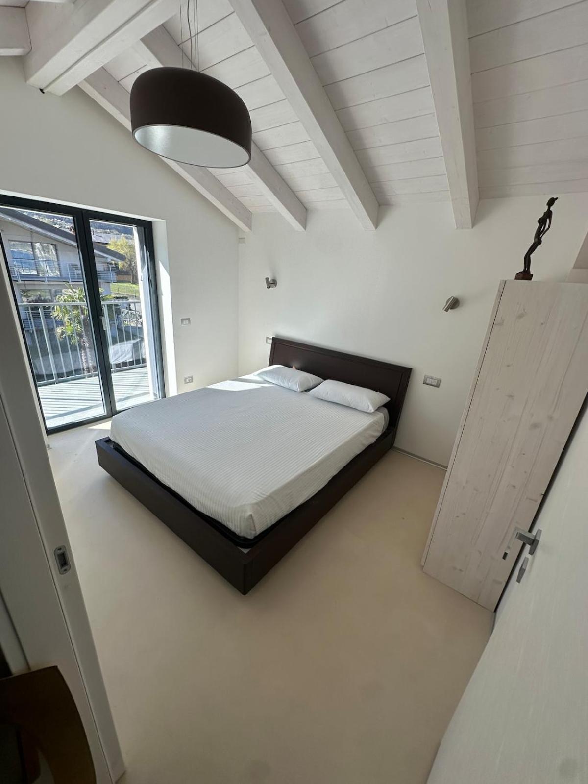 Top floor design apt, 3bd, 2bt!