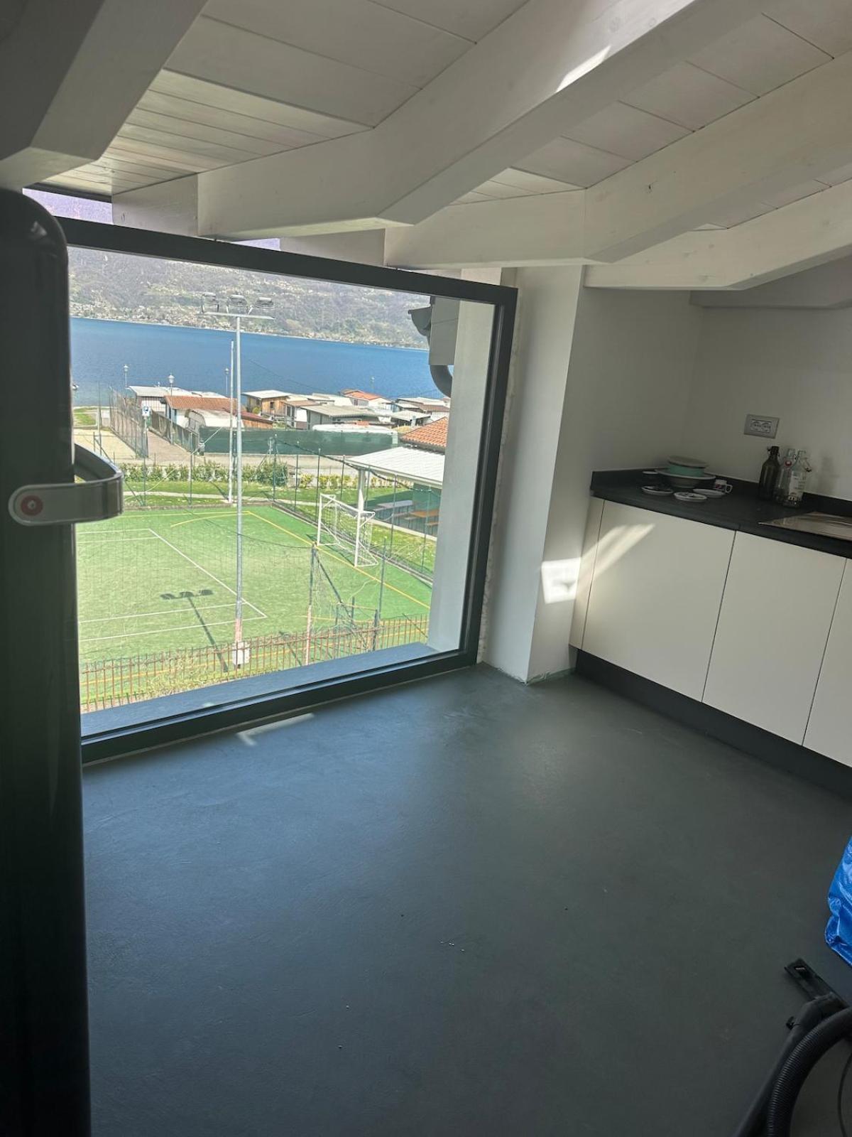 Top floor design apt, 3bd, 2bt!