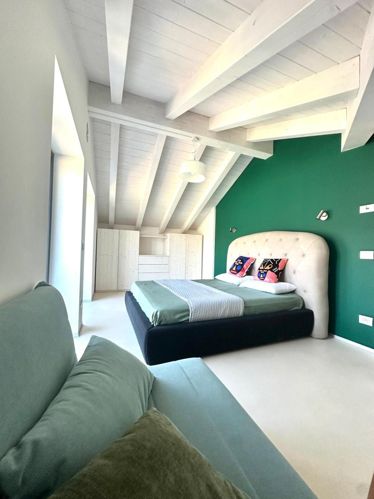 Top floor design apt, 3bd, 2bt!