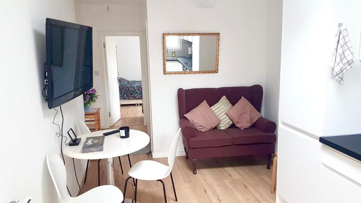 Bright 1 bedroom guest house