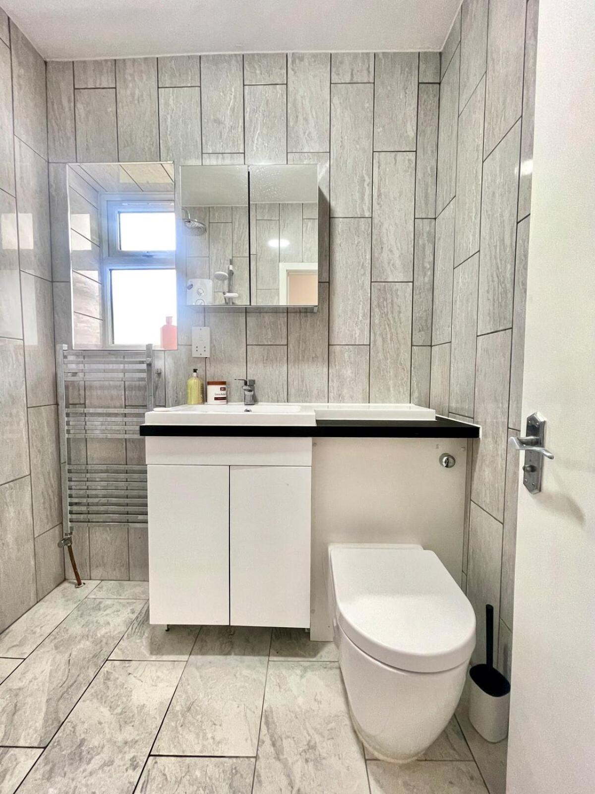 Bright 1 bedroom guest house