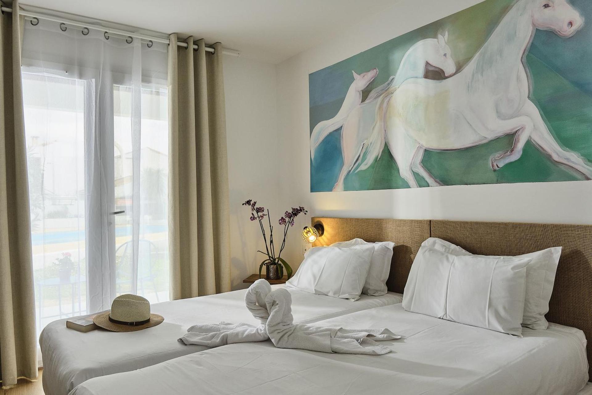 Artemia Aigues-Mortes - Hôtel avec piscine - Bornes électriques - Parking privé - Local vélo-moto