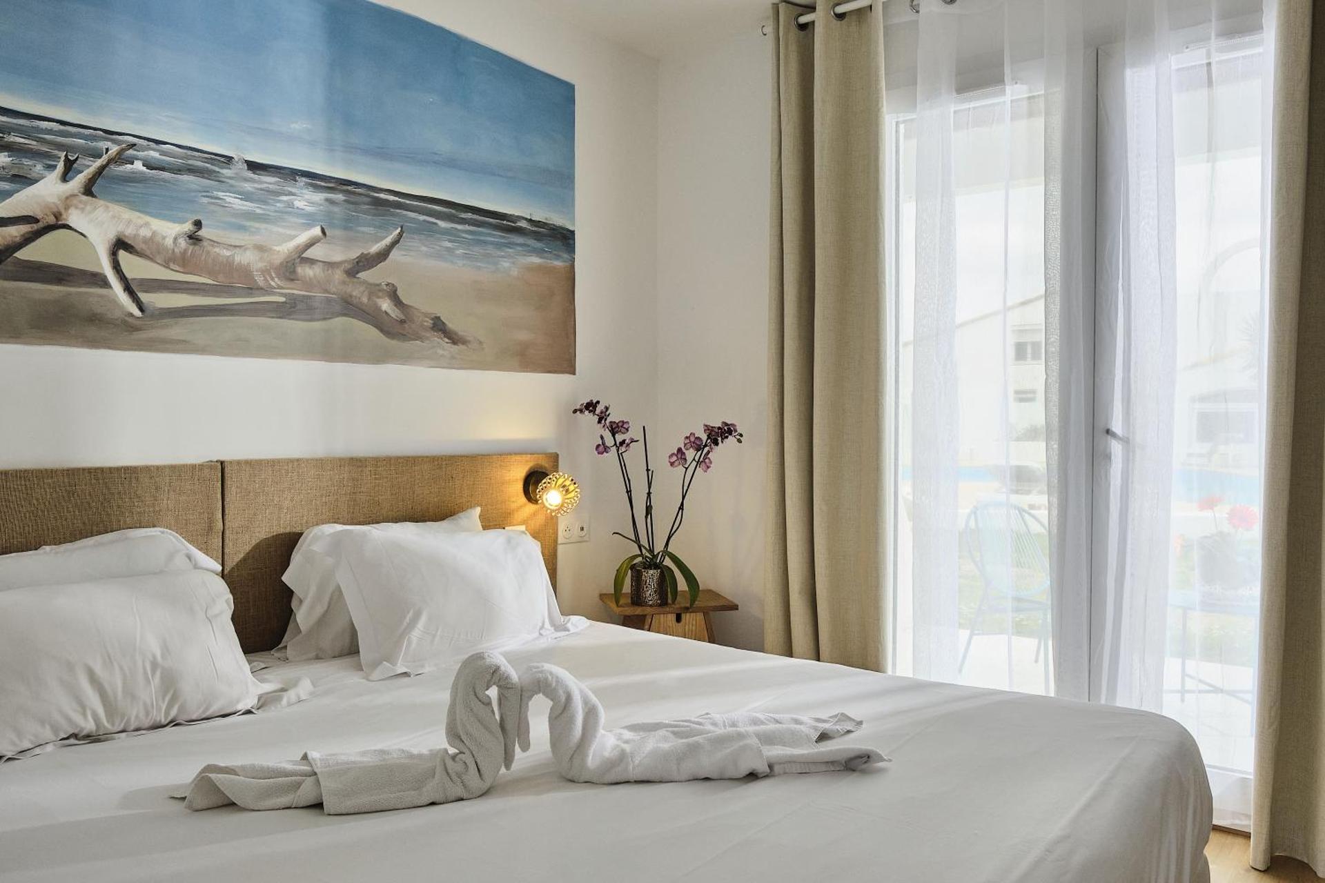 Artemia Aigues-Mortes - Hôtel avec piscine - Bornes électriques - Parking privé - Local vélo-moto