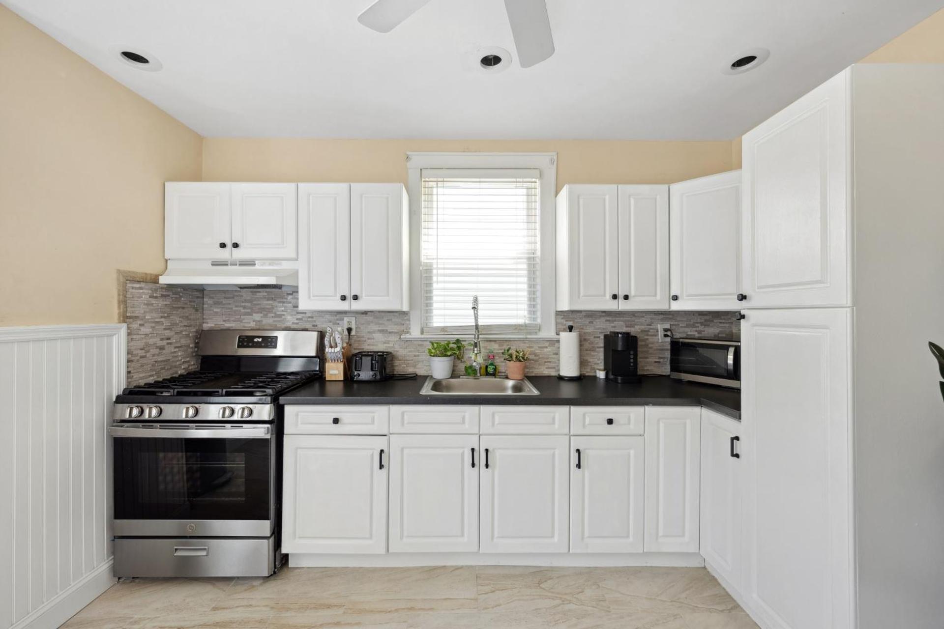 Spacious & Stylish 2BR Apartment Near Manhattan