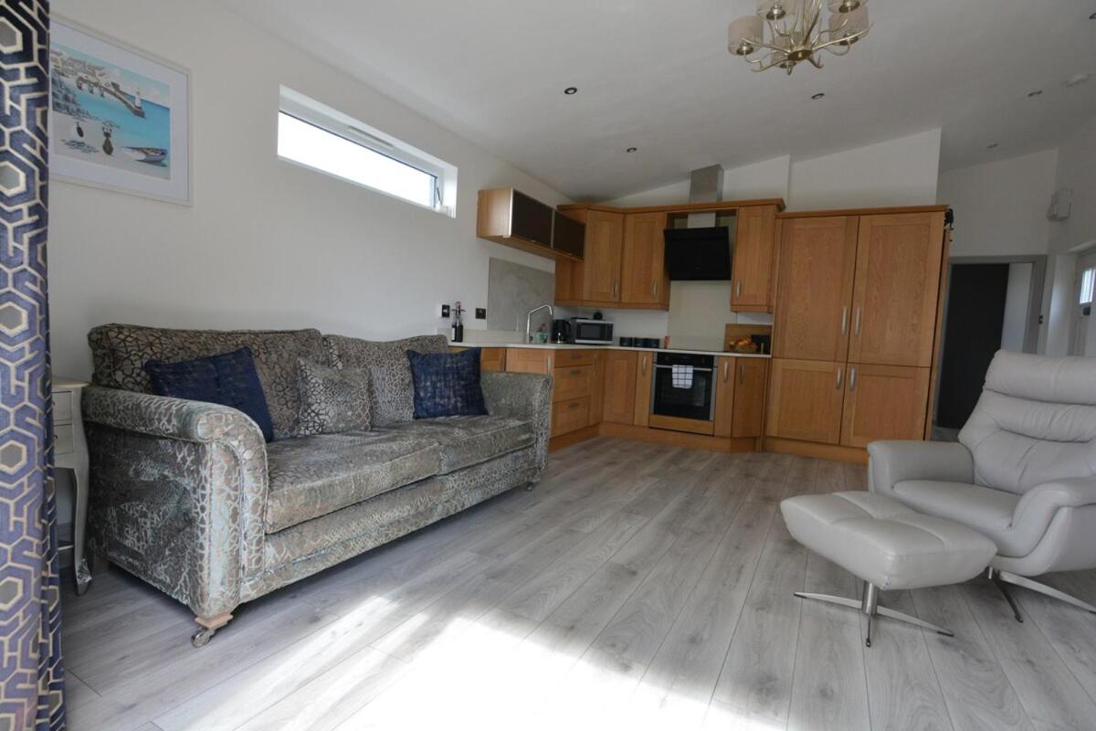 Beautiful Lodge in Newmarket with parking