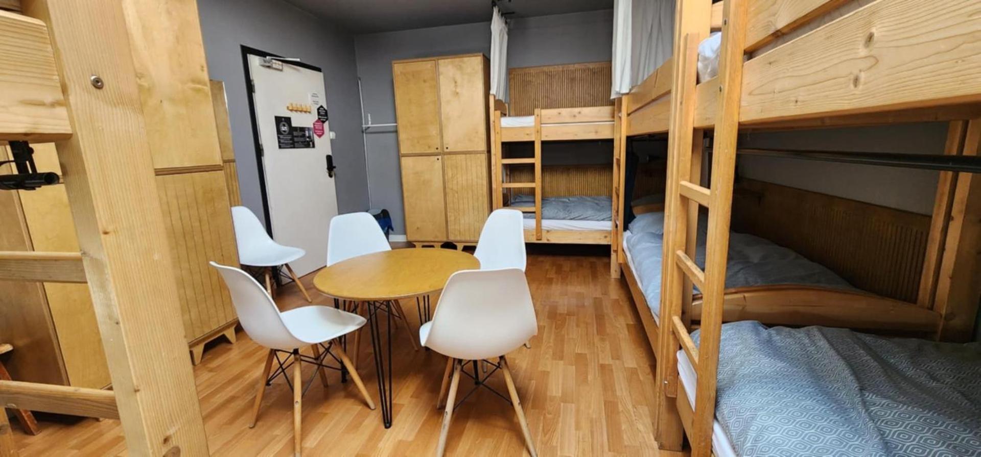 Blandet sovesal med 8 senge