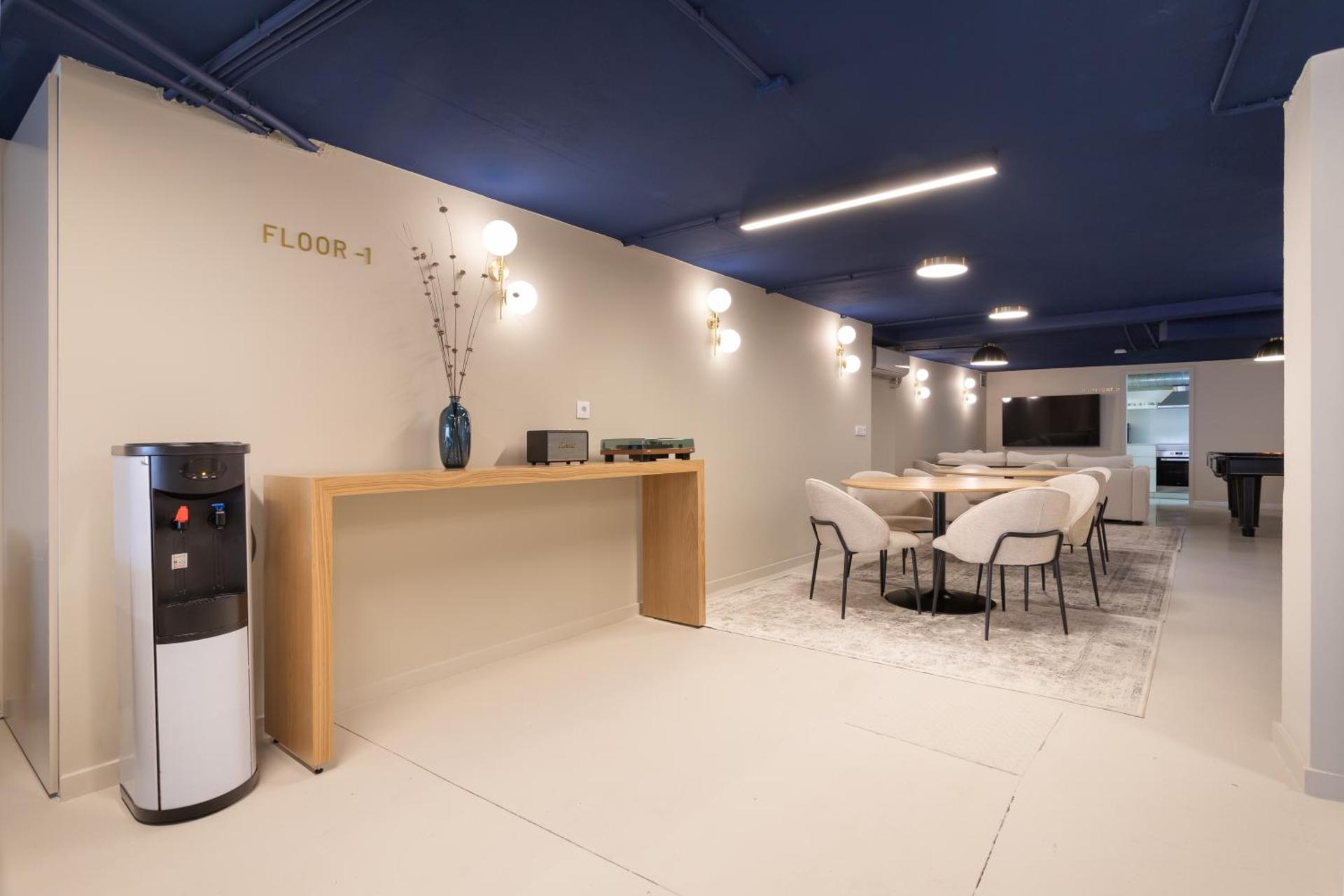 Communal lounge/ TV room