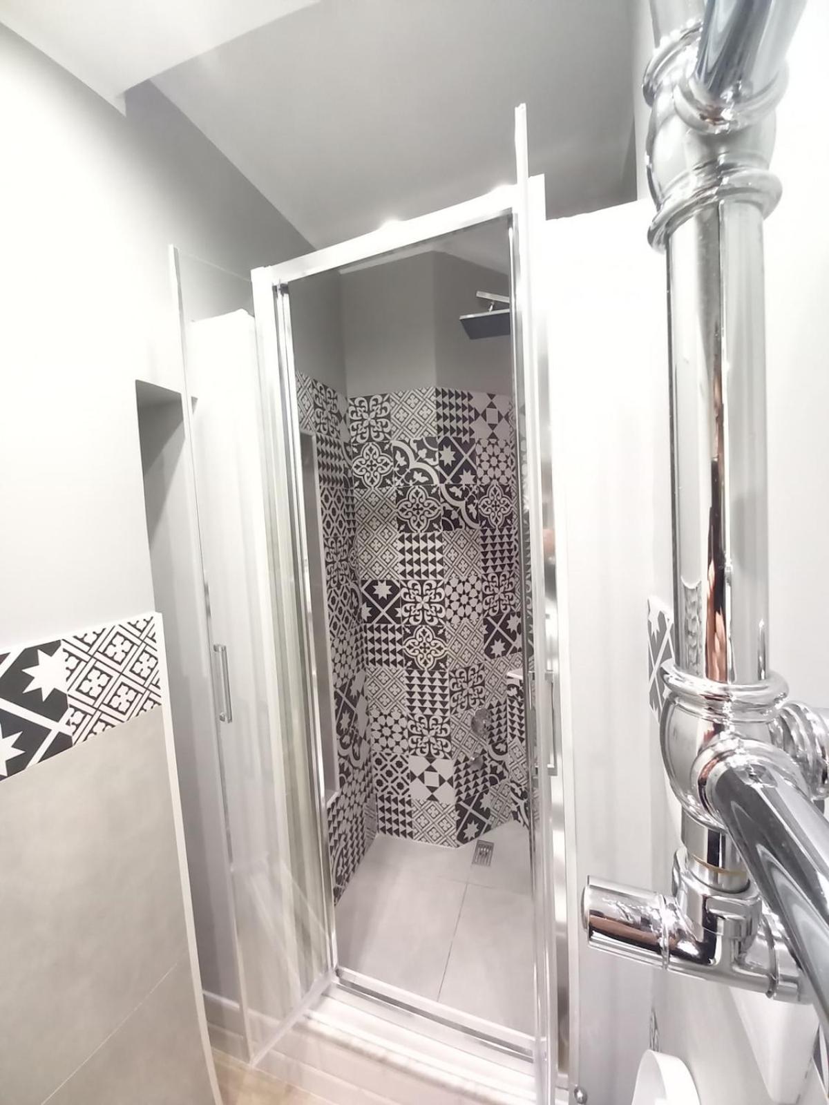 Piazza di Spagna, ground floor, historic center