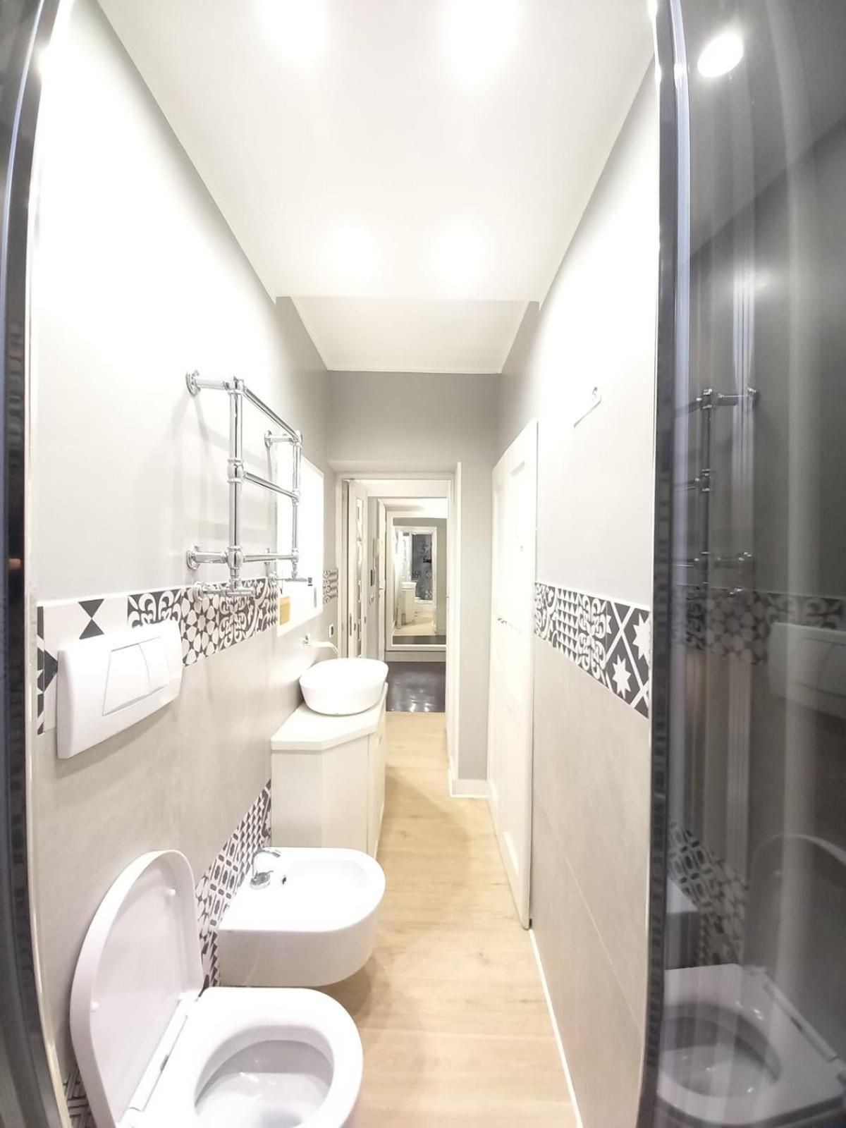 Piazza di Spagna, ground floor, historic center