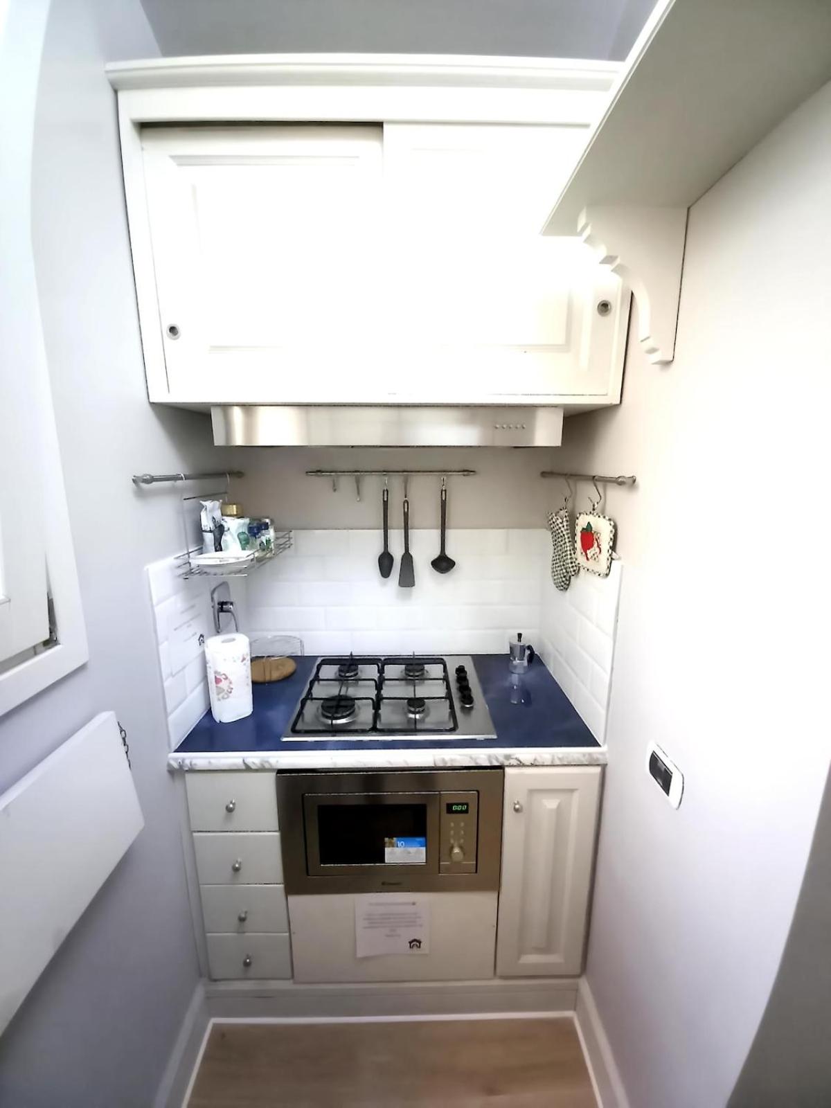 Piazza di Spagna, ground floor, historic center