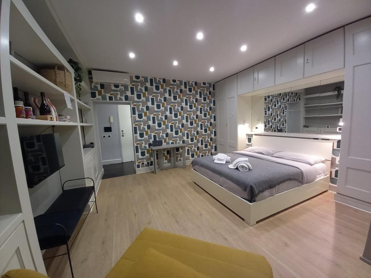 Piazza di Spagna, ground floor, historic center