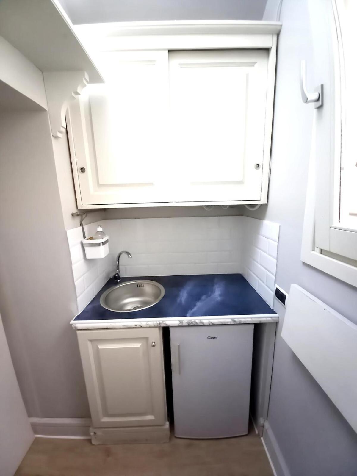 Piazza di Spagna, ground floor, historic center