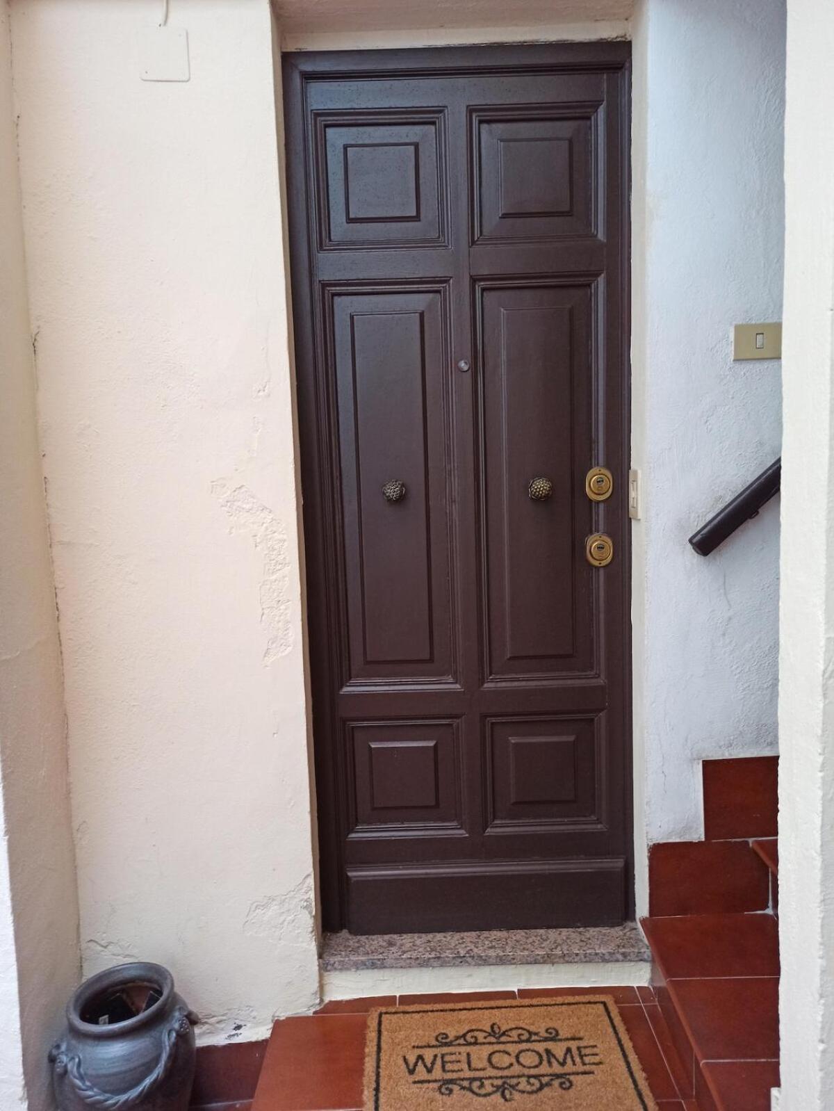 Piazza di Spagna, ground floor, historic center