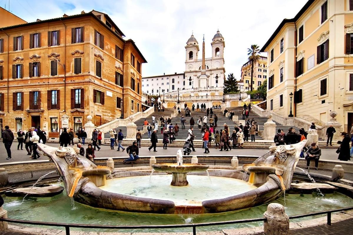 Piazza di Spagna, ground floor, historic center