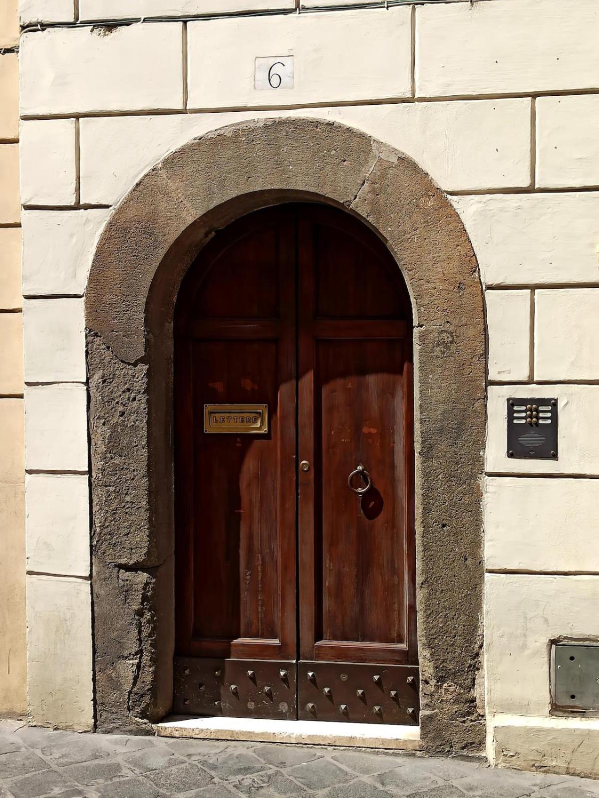 Piazza di Spagna, ground floor, historic center