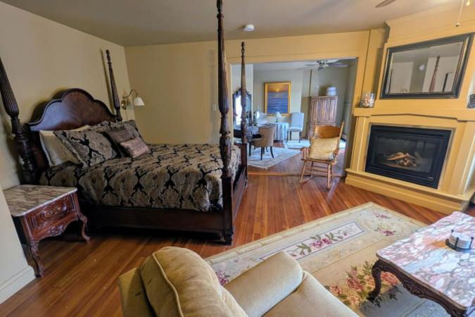 Deluxe Suite with Spa Bath