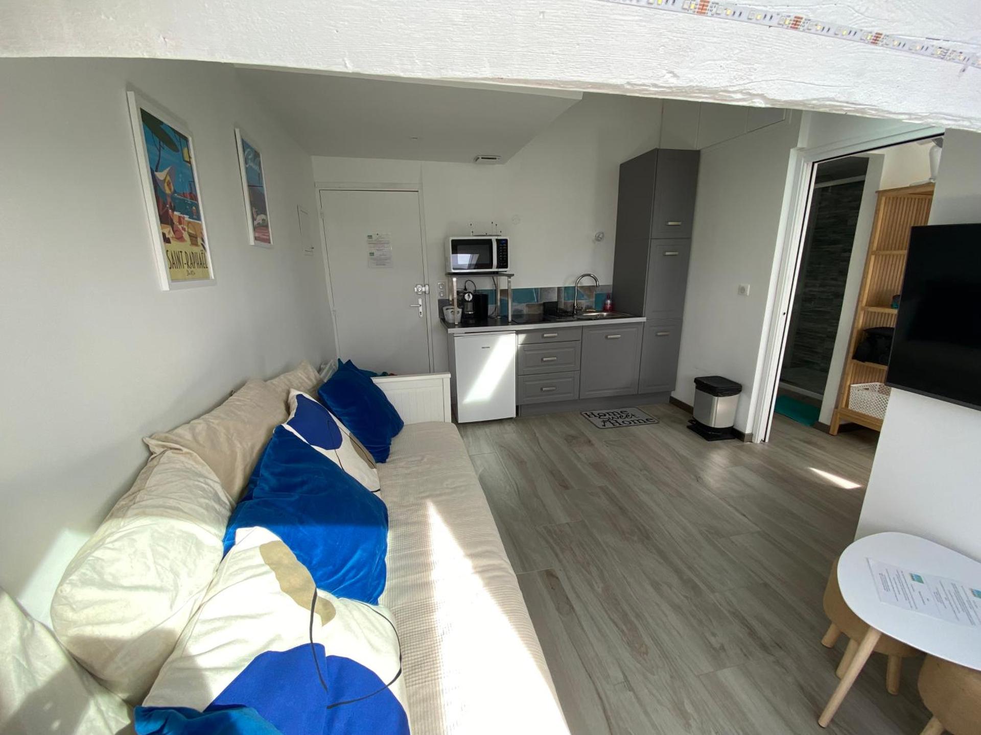 Charmant petit appartement vue mer et corniche Esterel