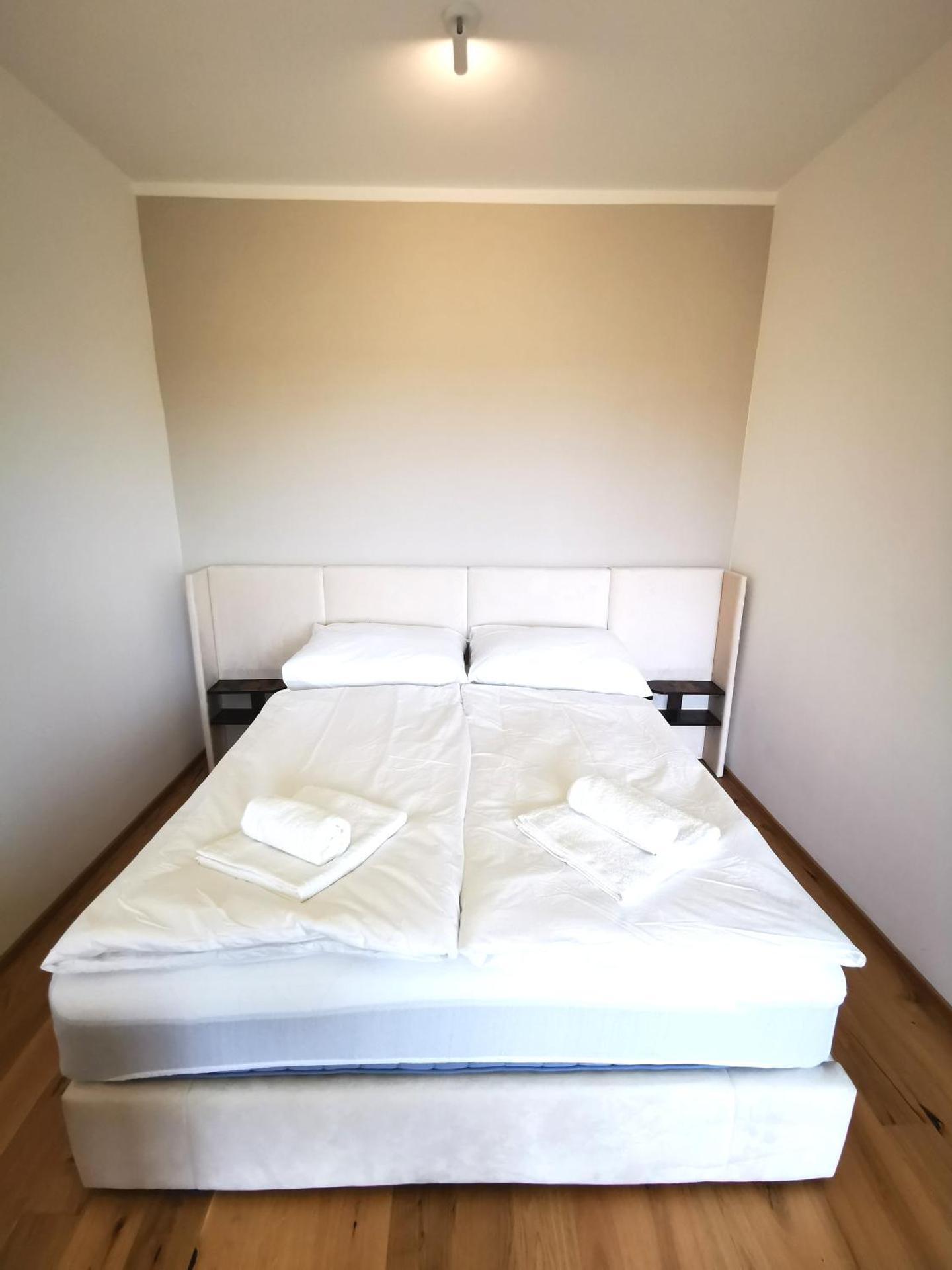 free private Parking, central location, Nuslesky Pivovar sunset balcony home,