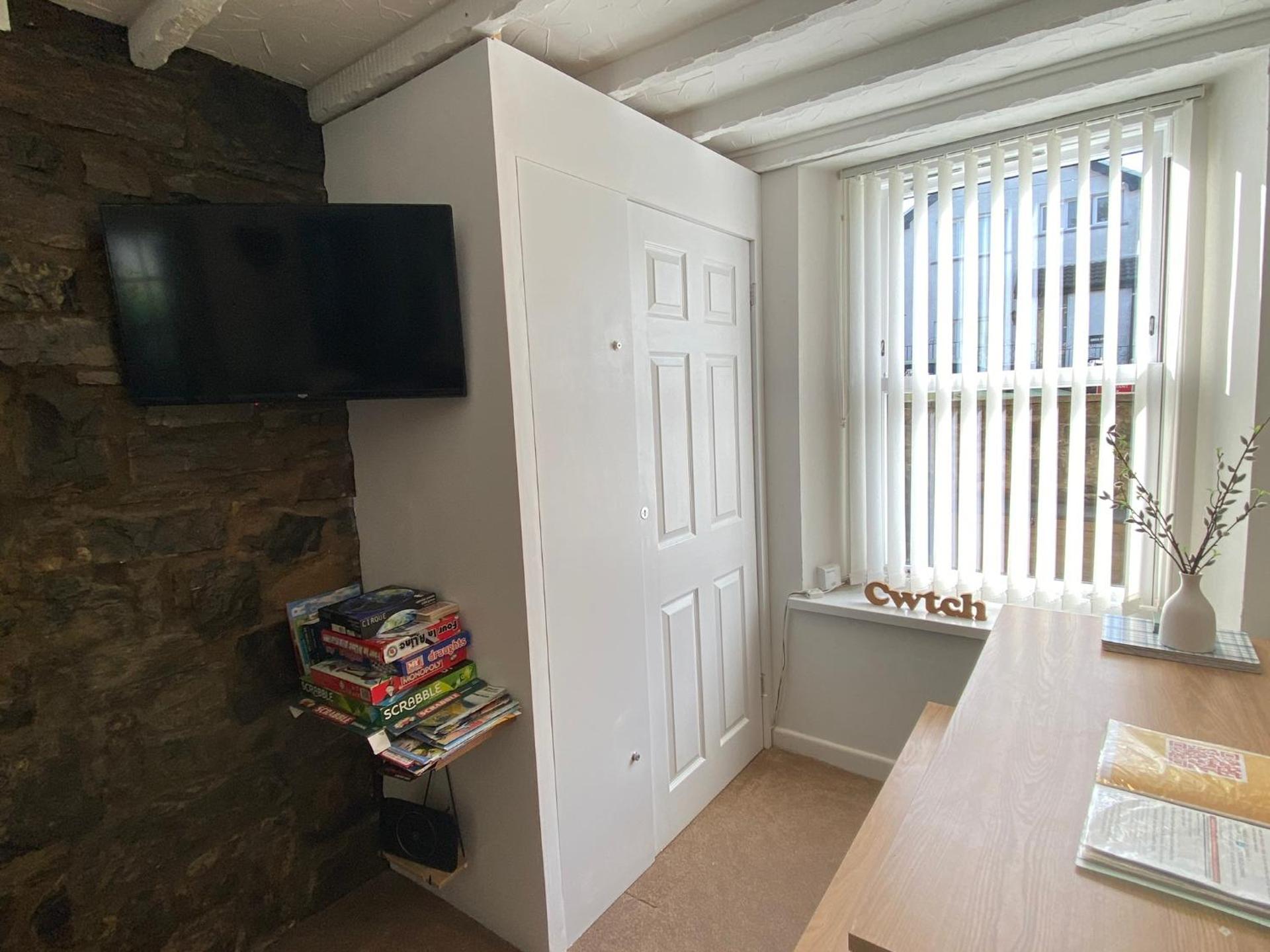 The Cwtch, Log Fire, Sleeps 6, Nr Zip World, Brecon and Bike Park Wales